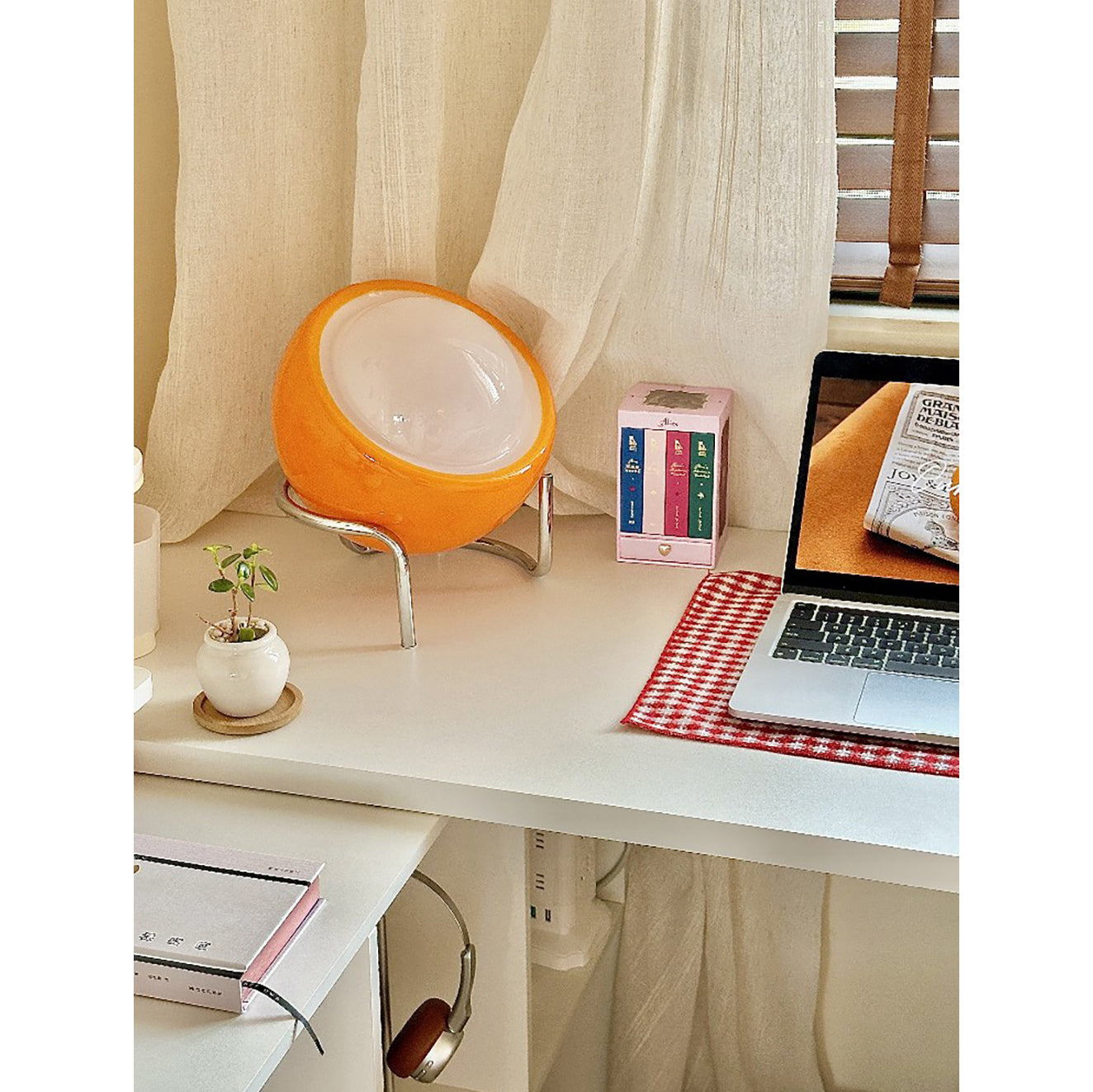 Mid-Century Tafellamp met Gekleurde Glazen Bol en Roestvrij Stalen Voet – Retro Design Verlichting voor Slaapkamer en Woonkamer