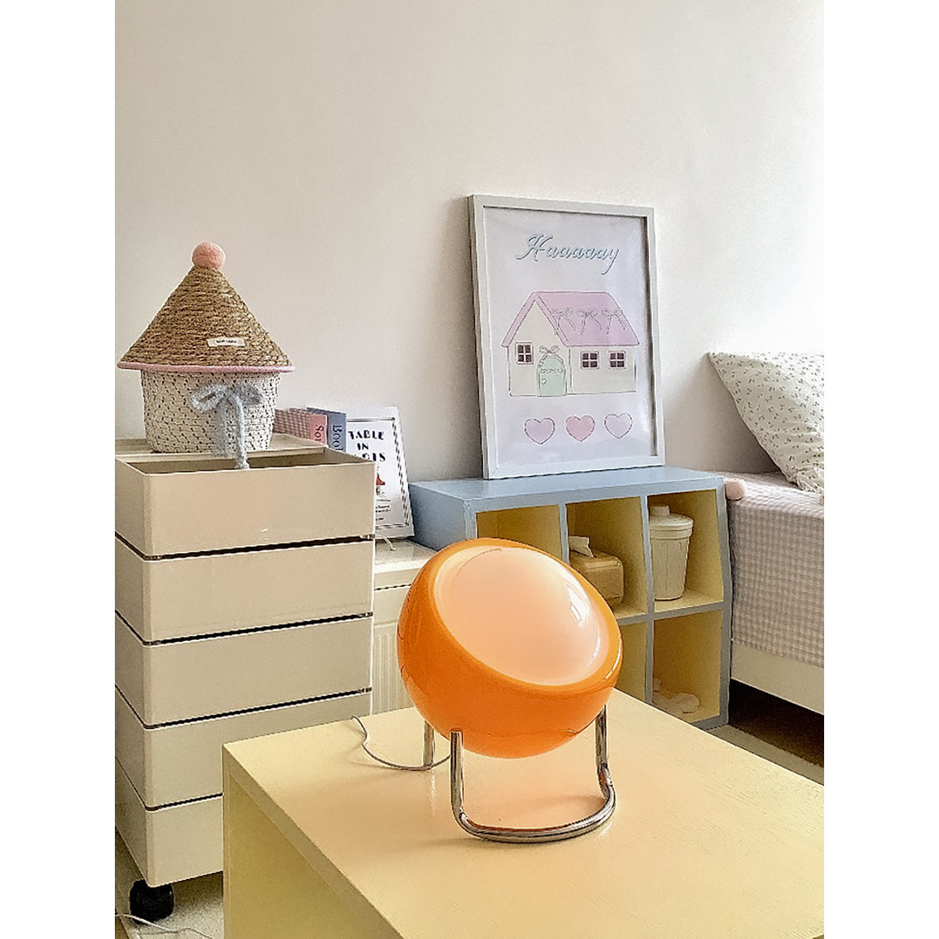 Mid-Century Tafellamp met Gekleurde Glazen Bol en Roestvrij Stalen Voet – Retro Design Verlichting voor Slaapkamer en Woonkamer