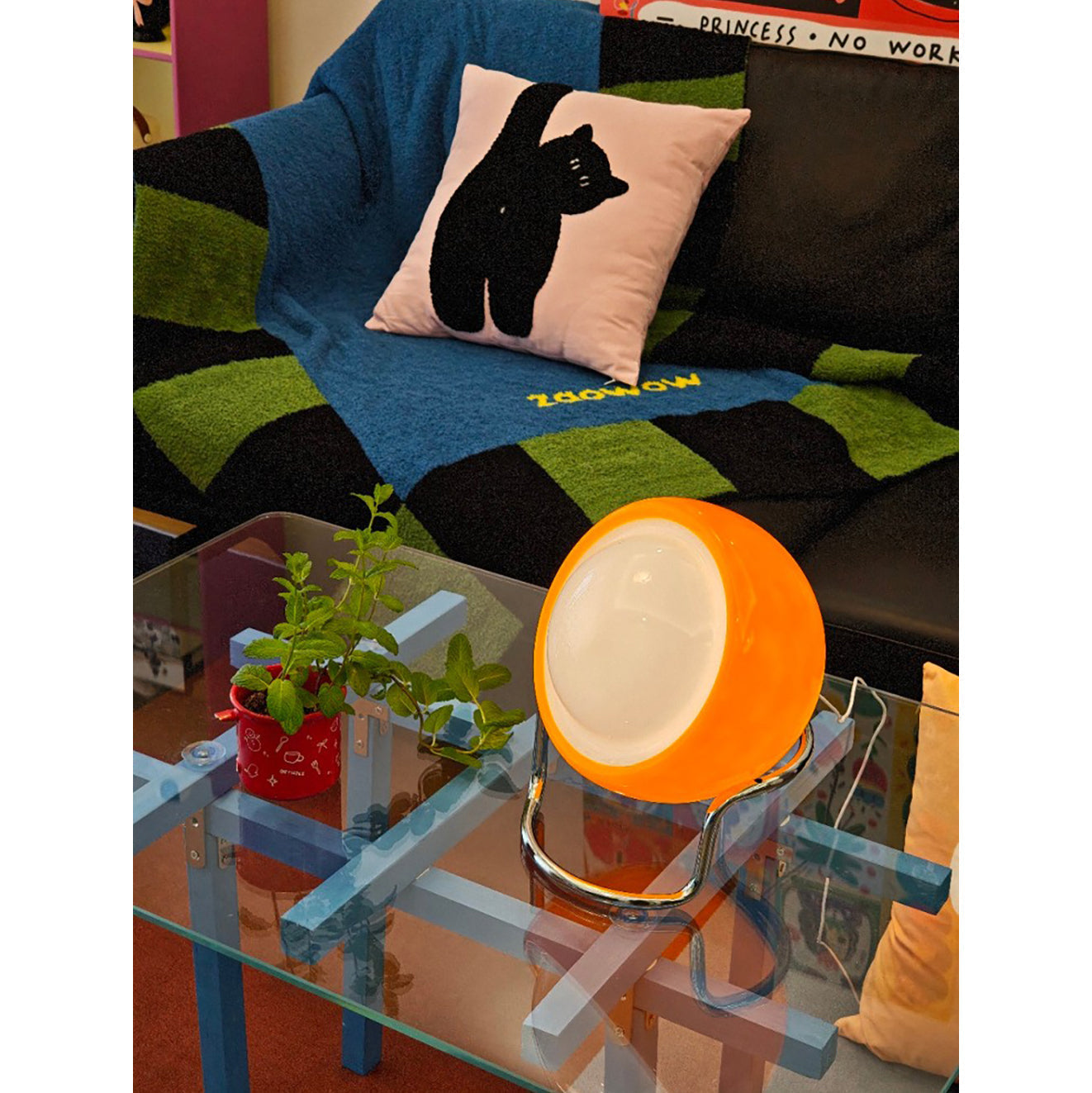 Mid-Century Tafellamp met Gekleurde Glazen Bol en Roestvrij Stalen Voet – Retro Design Verlichting voor Slaapkamer en Woonkamer