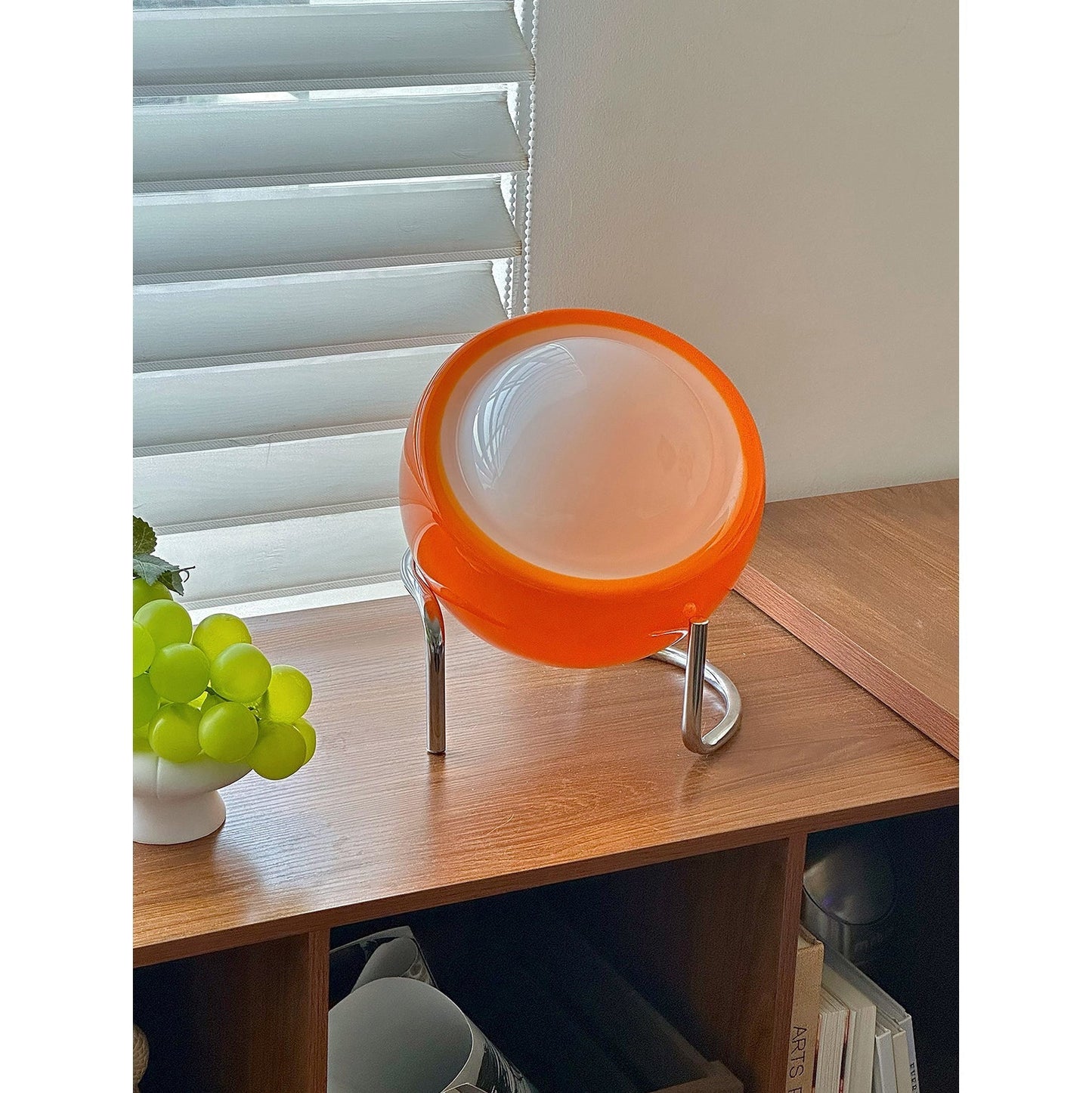 Mid-Century Tafellamp met Gekleurde Glazen Bol en Roestvrij Stalen Voet – Retro Design Verlichting voor Slaapkamer en Woonkamer