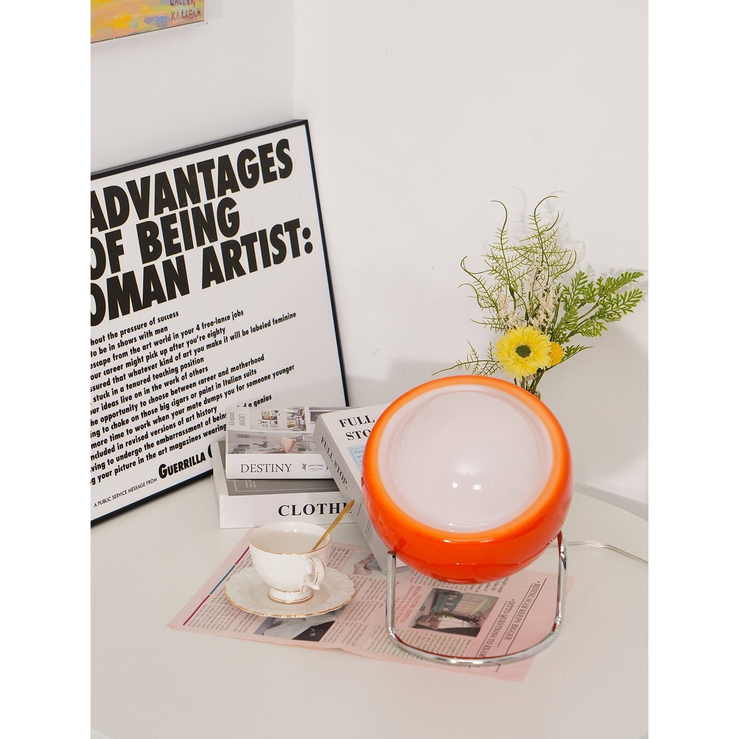 Mid-Century Tafellamp met Gekleurde Glazen Bol en Roestvrij Stalen Voet – Retro Design Verlichting voor Slaapkamer en Woonkamer
