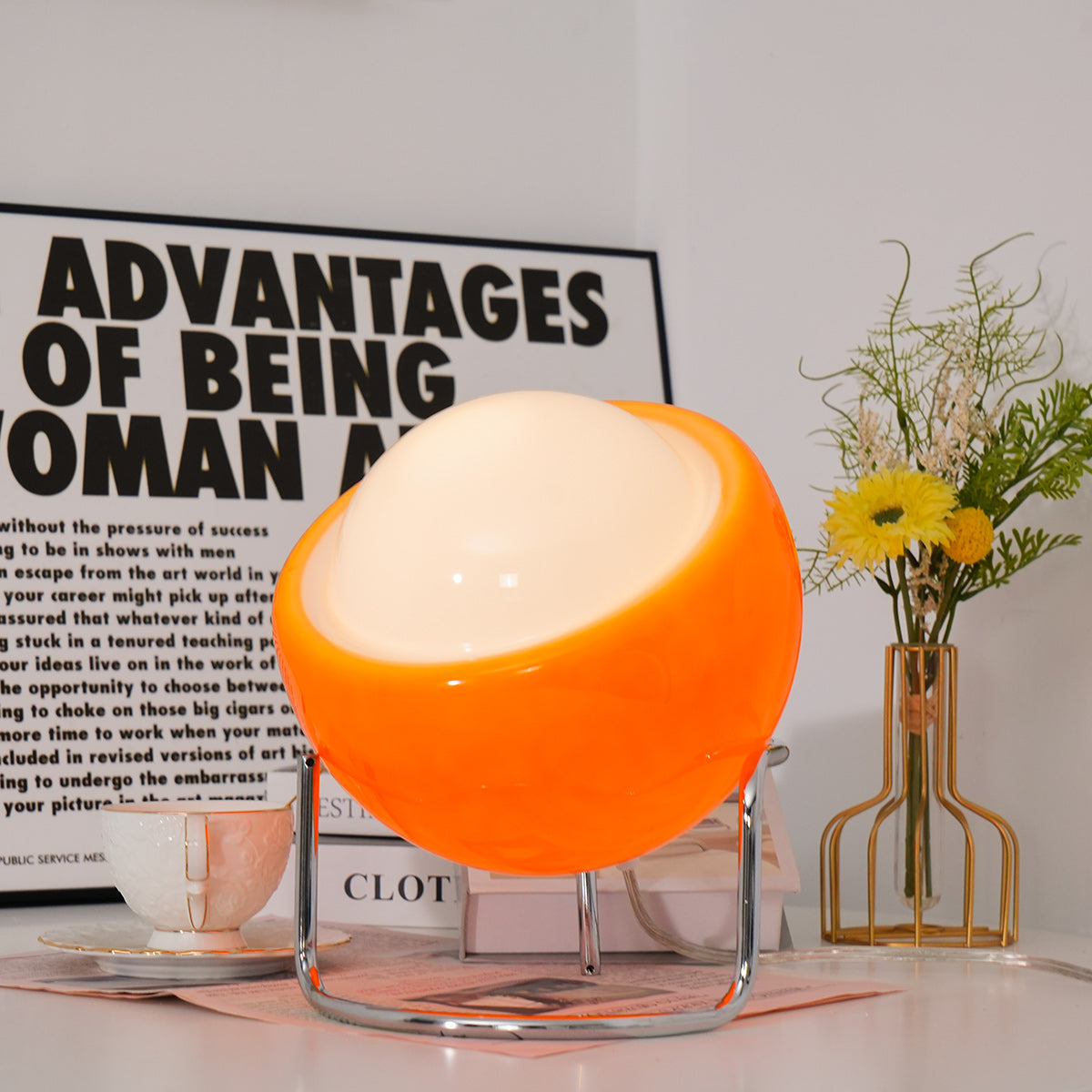 Mid-Century Tafellamp met Gekleurde Glazen Bol en Roestvrij Stalen Voet – Retro Design Verlichting voor Slaapkamer en Woonkamer