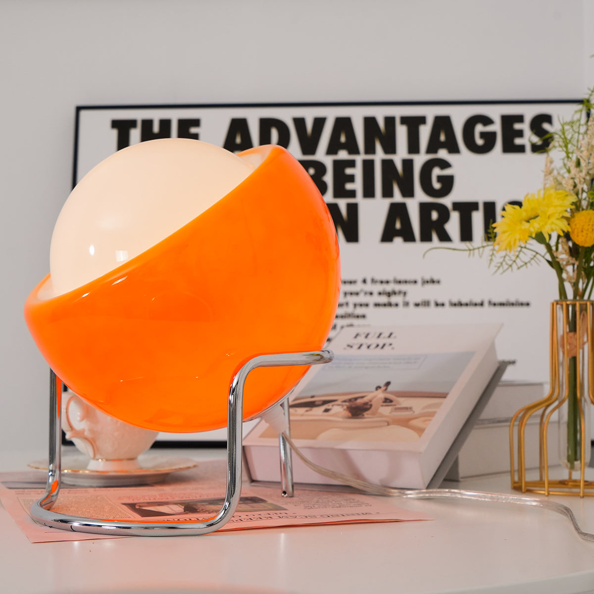 Mid-Century Tafellamp met Gekleurde Glazen Bol en Roestvrij Stalen Voet – Retro Design Verlichting voor Slaapkamer en Woonkamer