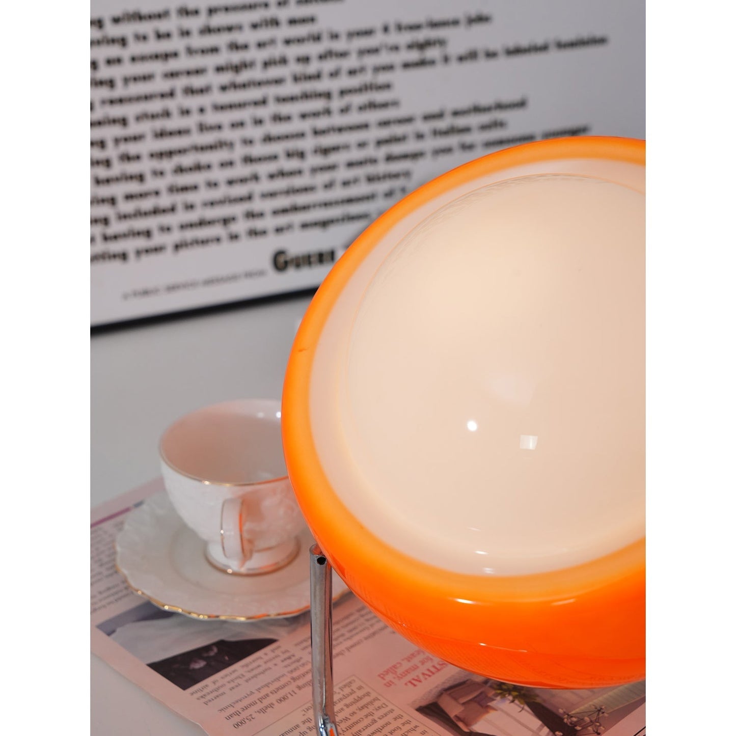 Mid-Century Tafellamp met Gekleurde Glazen Bol en Roestvrij Stalen Voet – Retro Design Verlichting voor Slaapkamer en Woonkamer
