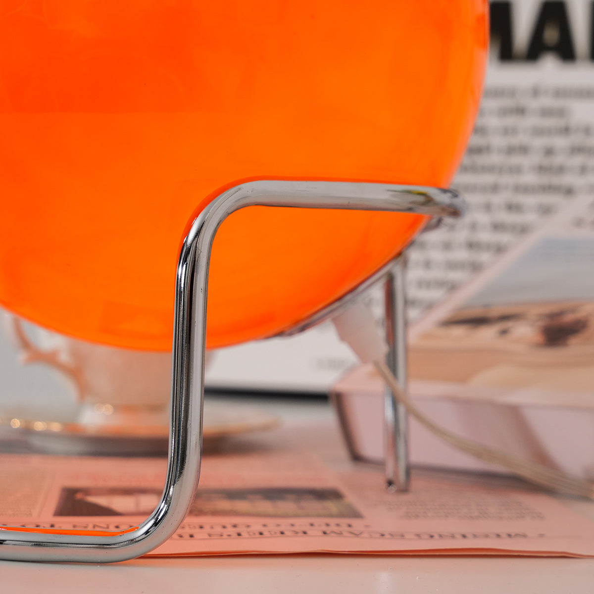 Mid-Century Tafellamp met Gekleurde Glazen Bol en Roestvrij Stalen Voet – Retro Design Verlichting voor Slaapkamer en Woonkamer