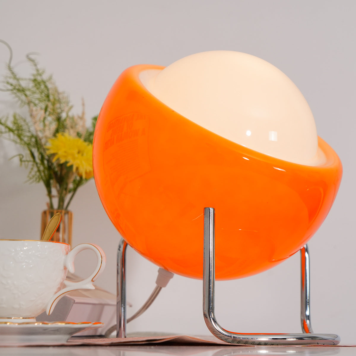 Mid-Century Tafellamp met Gekleurde Glazen Bol en Roestvrij Stalen Voet – Retro Design Verlichting voor Slaapkamer en Woonkamer