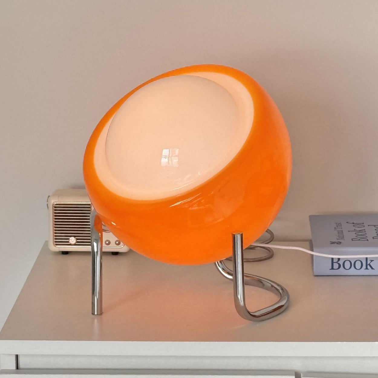 Mid-Century Tafellamp met Gekleurde Glazen Bol en Roestvrij Stalen Voet – Retro Design Verlichting voor Slaapkamer en Woonkamer