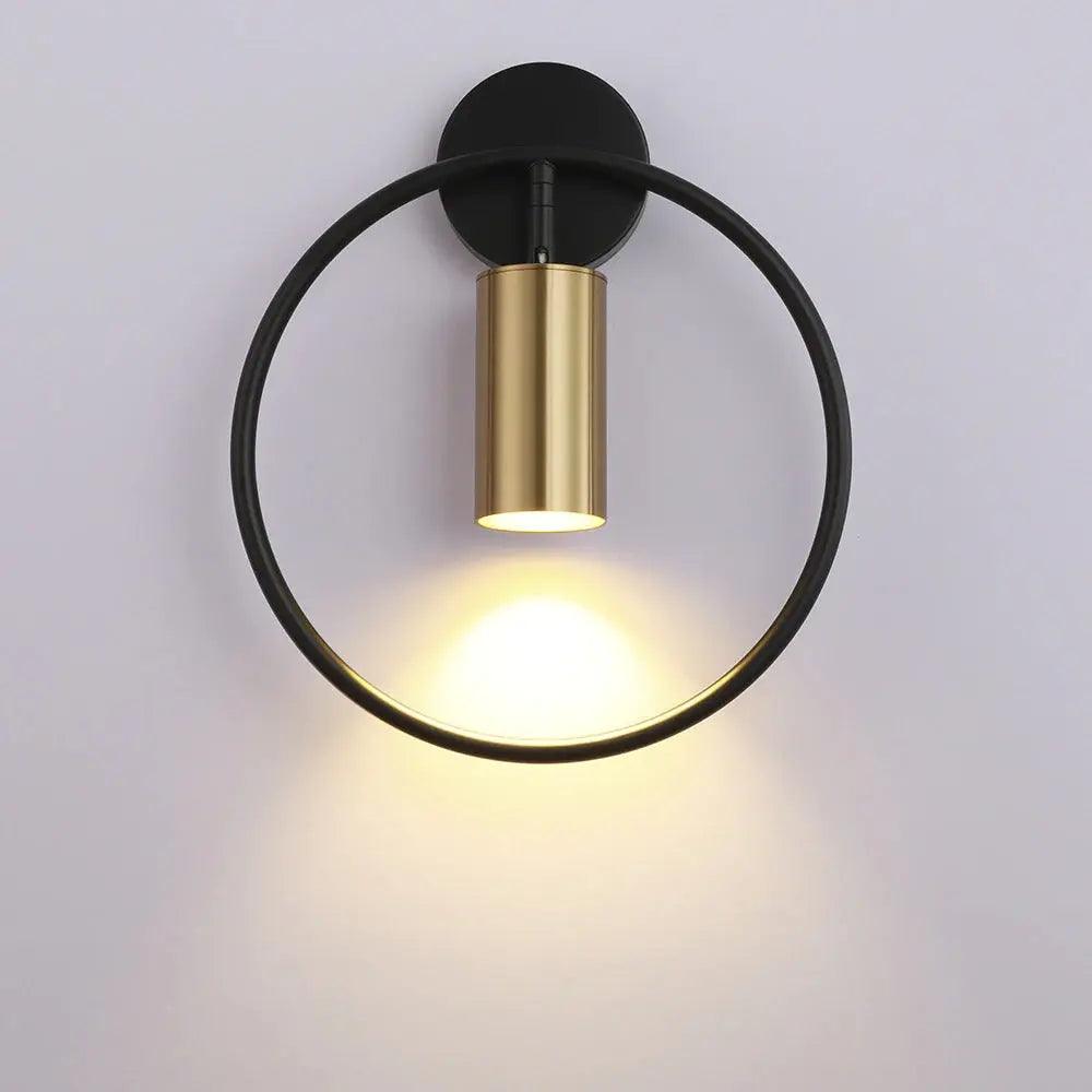 Moderne Wandlamp met Verstelbare Lampenkap – Zwart & Goud