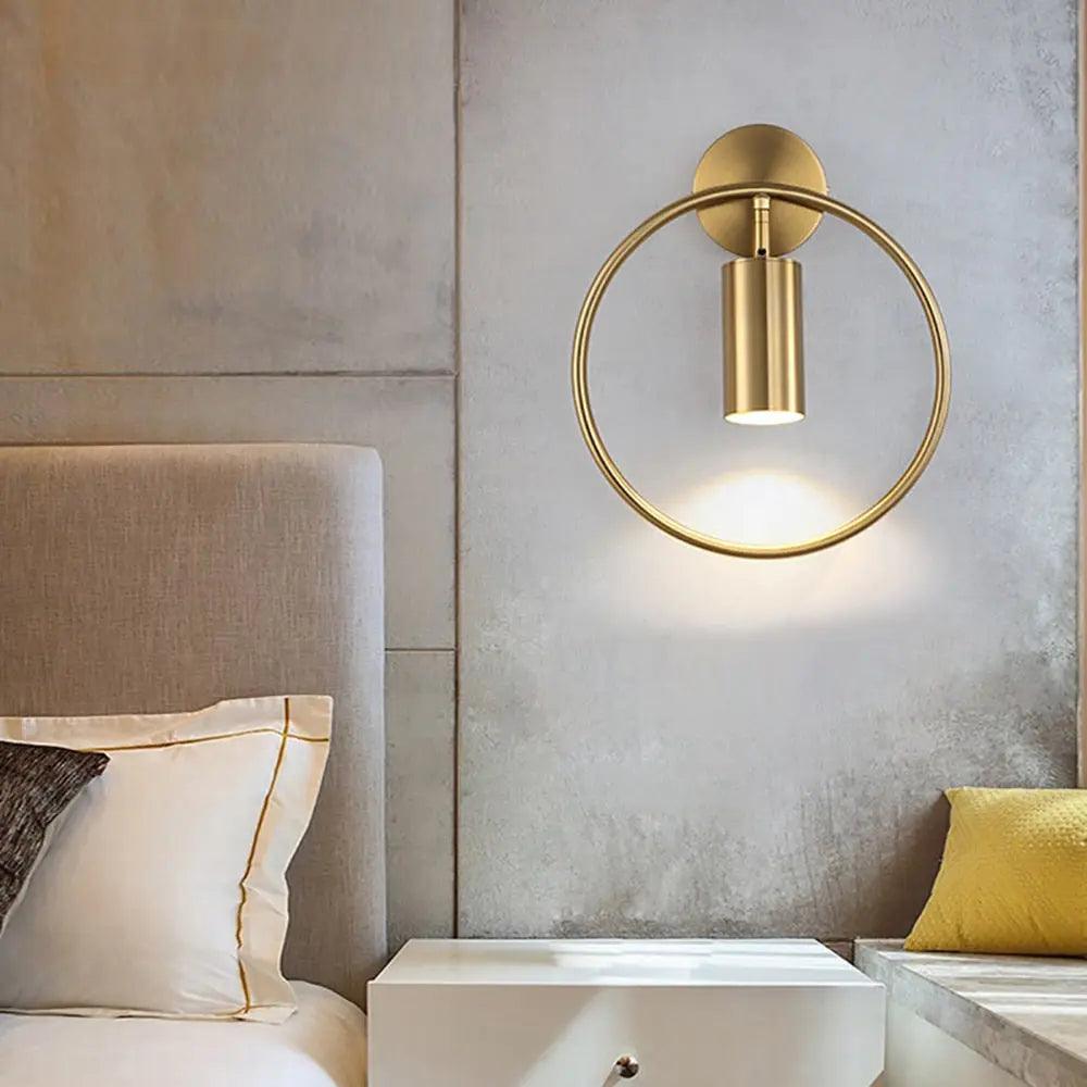 Moderne Wandlamp met Verstelbare Lampenkap – Zwart & Goud