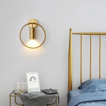 Moderne Wandlamp met Verstelbare Lampenkap – Zwart & Goud