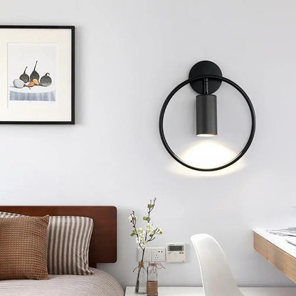 Moderne Wandlamp met Verstelbare Lampenkap – Zwart & Goud