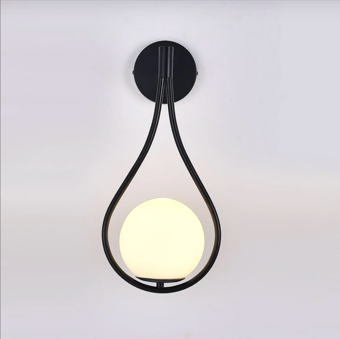 Moderne Scandinavische Wandlamp met Metalen Afwerking