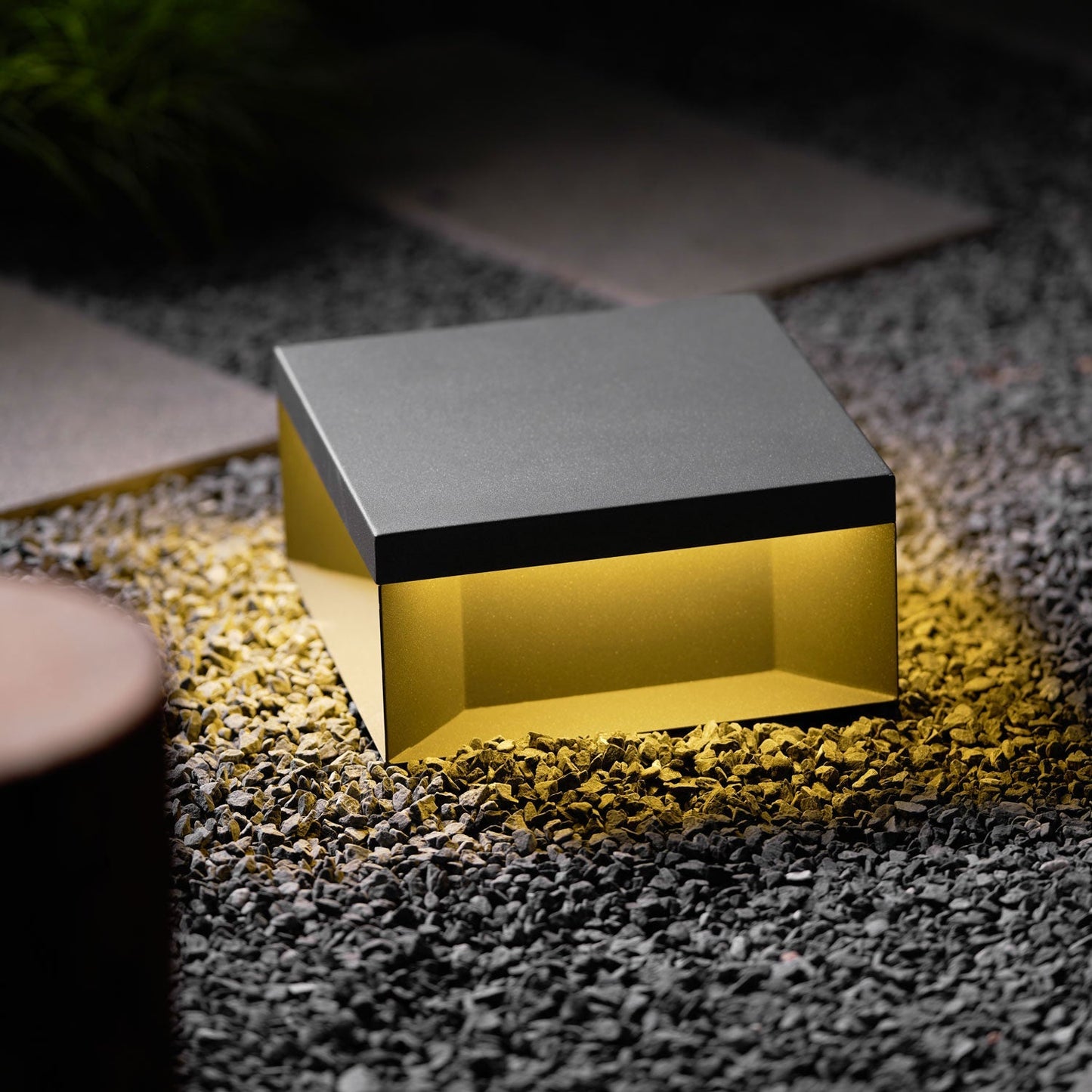 Buiten Tuinlamp Vierkant — Waterdicht IP65 Sokkel Verlichting Zwart Metaal & Matglas — 20×20×10 cm / 30×30×15 cm / 40×40×20 cm / 50×50×35 cm — Solarpaneel of Netaansluiting — 3000K/4000K/6000K — Oprit, Terras, Pad & Hek