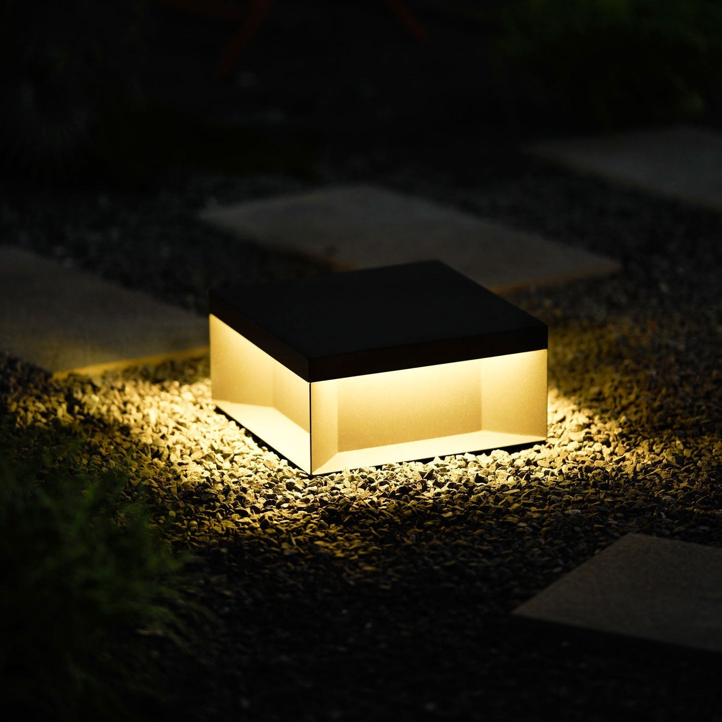 Buiten Tuinlamp Vierkant — Waterdicht IP65 Sokkel Verlichting Zwart Metaal & Matglas — 20×20×10 cm / 30×30×15 cm / 40×40×20 cm / 50×50×35 cm — Solarpaneel of Netaansluiting — 3000K/4000K/6000K — Oprit, Terras, Pad & Hek
