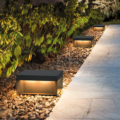 Buiten Tuinlamp Vierkant — Waterdicht IP65 Sokkel Verlichting Zwart Metaal & Matglas — 20×20×10 cm / 30×30×15 cm / 40×40×20 cm / 50×50×35 cm — Solarpaneel of Netaansluiting — 3000K/4000K/6000K — Oprit, Terras, Pad & Hek