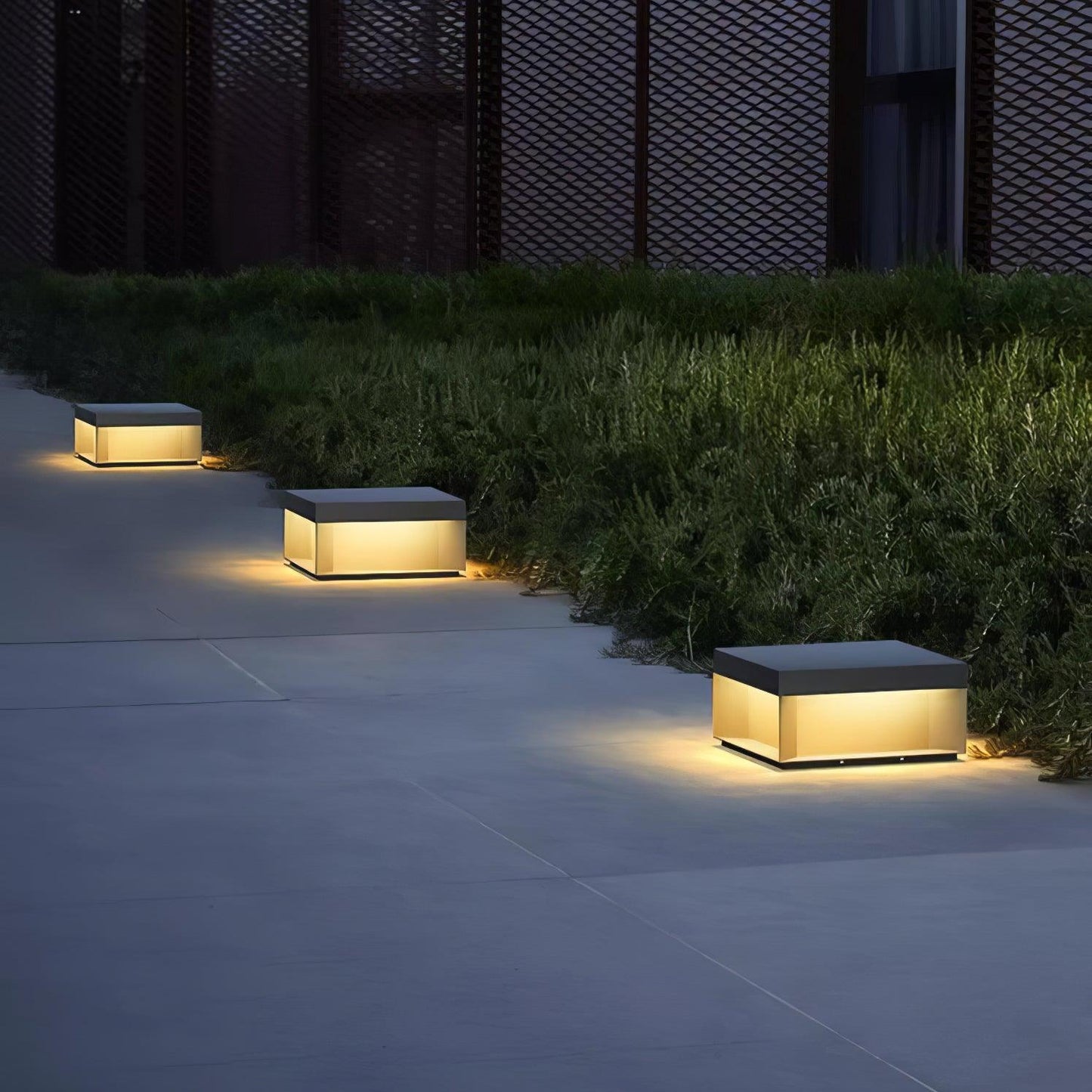 Buiten Tuinlamp Vierkant — Waterdicht IP65 Sokkel Verlichting Zwart Metaal & Matglas — 20×20×10 cm / 30×30×15 cm / 40×40×20 cm / 50×50×35 cm — Solarpaneel of Netaansluiting — 3000K/4000K/6000K — Oprit, Terras, Pad & Hek