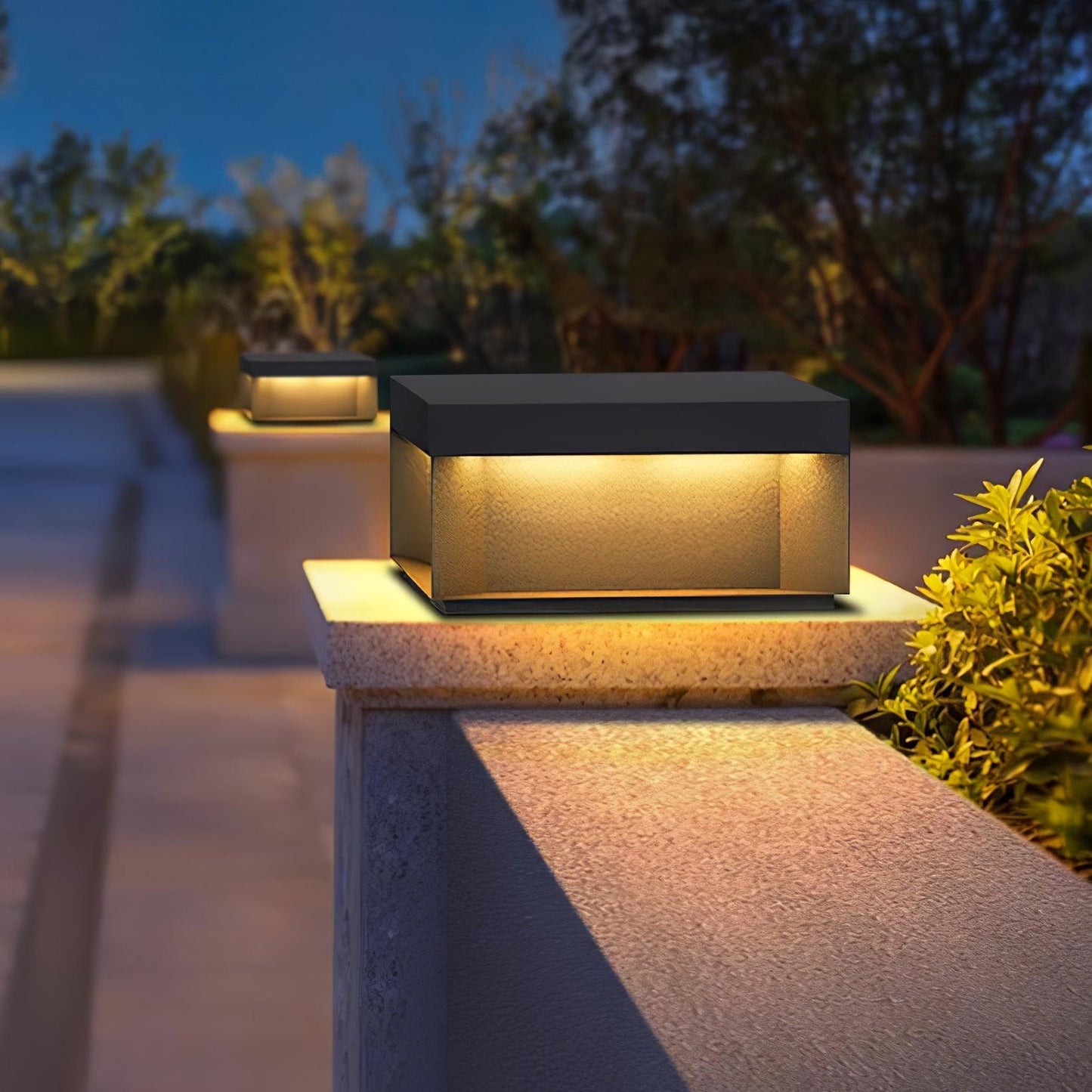 Buiten Tuinlamp Vierkant — Waterdicht IP65 Sokkel Verlichting Zwart Metaal & Matglas — 20×20×10 cm / 30×30×15 cm / 40×40×20 cm / 50×50×35 cm — Solarpaneel of Netaansluiting — 3000K/4000K/6000K — Oprit, Terras, Pad & Hek