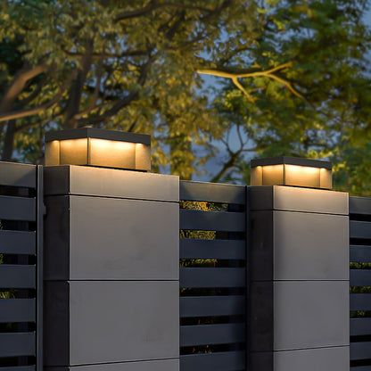 Buiten Tuinlamp Vierkant — Waterdicht IP65 Sokkel Verlichting Zwart Metaal & Matglas — 20×20×10 cm / 30×30×15 cm / 40×40×20 cm / 50×50×35 cm — Solarpaneel of Netaansluiting — 3000K/4000K/6000K — Oprit, Terras, Pad & Hek
