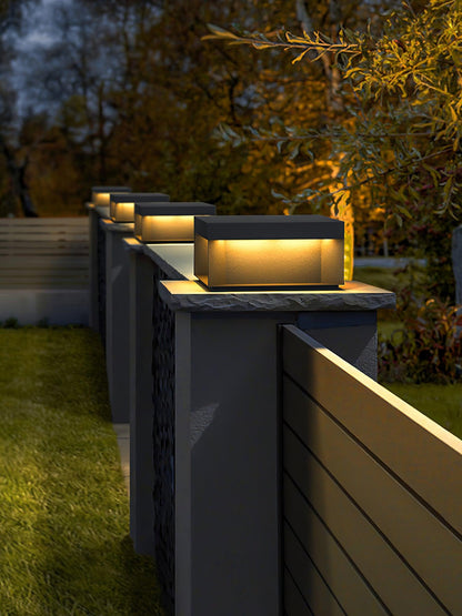 Buiten Tuinlamp Vierkant — Waterdicht IP65 Sokkel Verlichting Zwart Metaal & Matglas — 20×20×10 cm / 30×30×15 cm / 40×40×20 cm / 50×50×35 cm — Solarpaneel of Netaansluiting — 3000K/4000K/6000K — Oprit, Terras, Pad & Hek