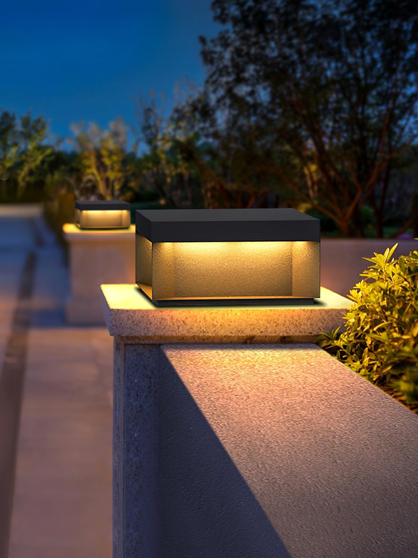 Buiten Tuinlamp Vierkant — Waterdicht IP65 Sokkel Verlichting Zwart Metaal & Matglas — 20×20×10 cm / 30×30×15 cm / 40×40×20 cm / 50×50×35 cm — Solarpaneel of Netaansluiting — 3000K/4000K/6000K — Oprit, Terras, Pad & Hek