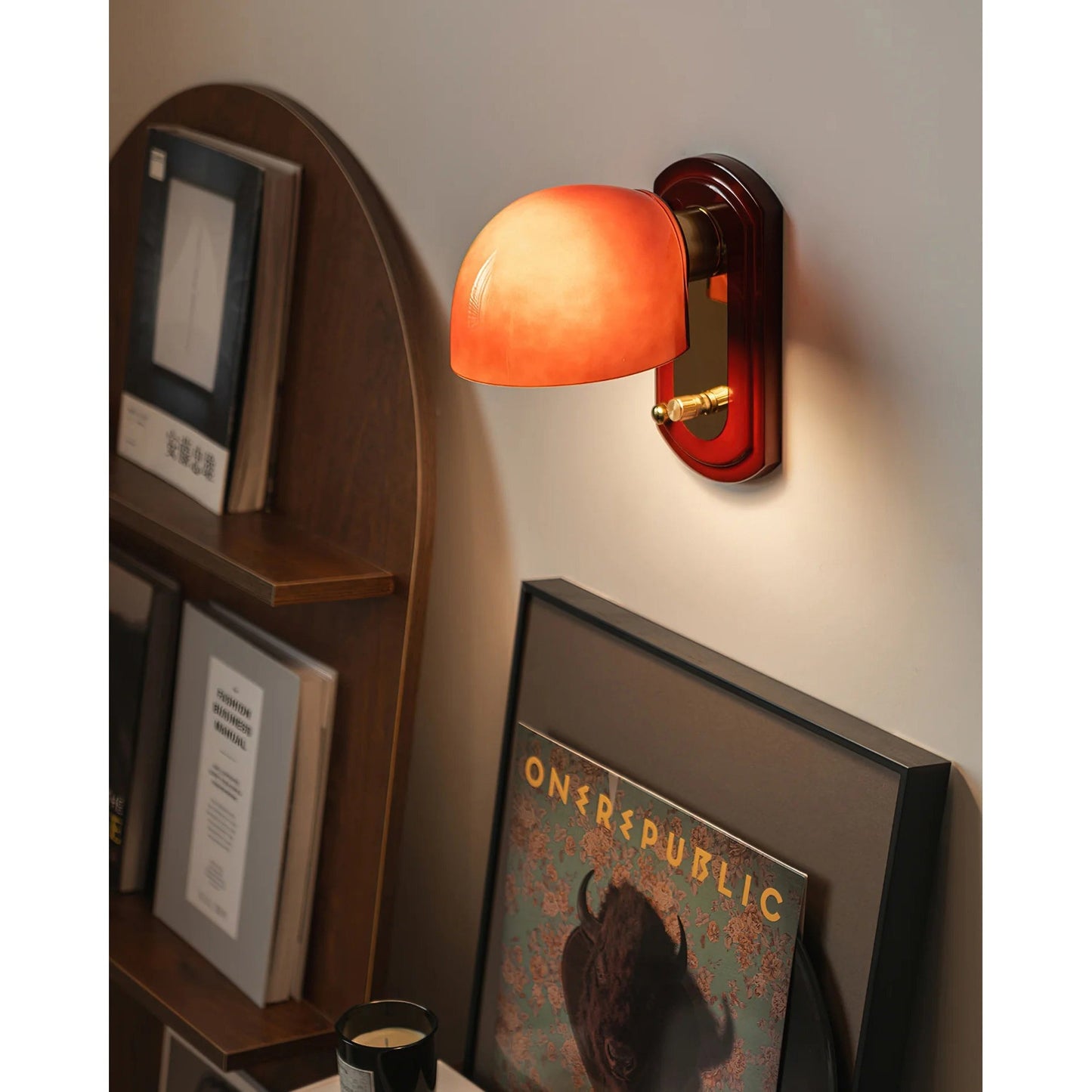 Vintage Wandlamp met Rode Glazen Kap — Sfeervolle Retro Verlichting voor Woonkamer & Eetkamer