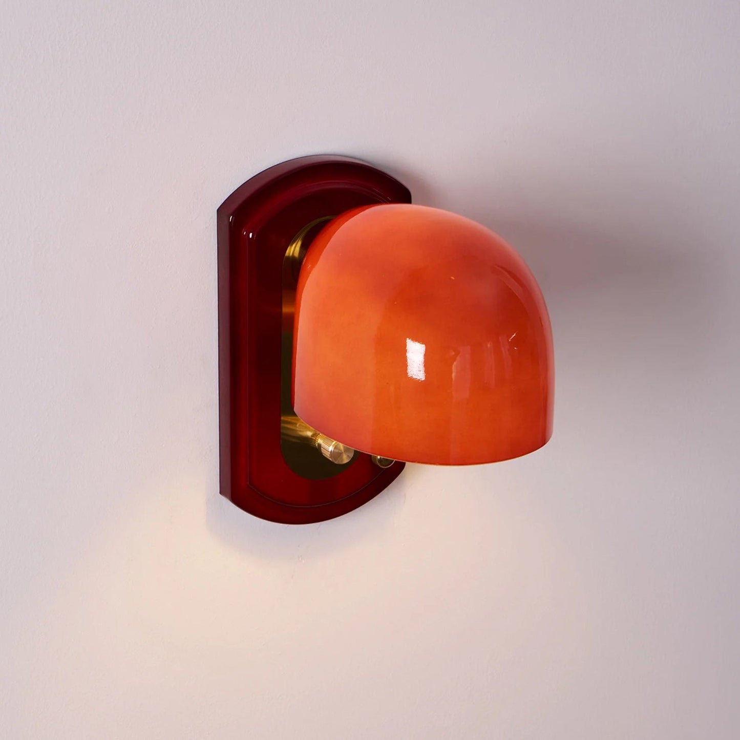 Vintage Wandlamp met Rode Glazen Kap — Sfeervolle Retro Verlichting voor Woonkamer & Eetkamer
