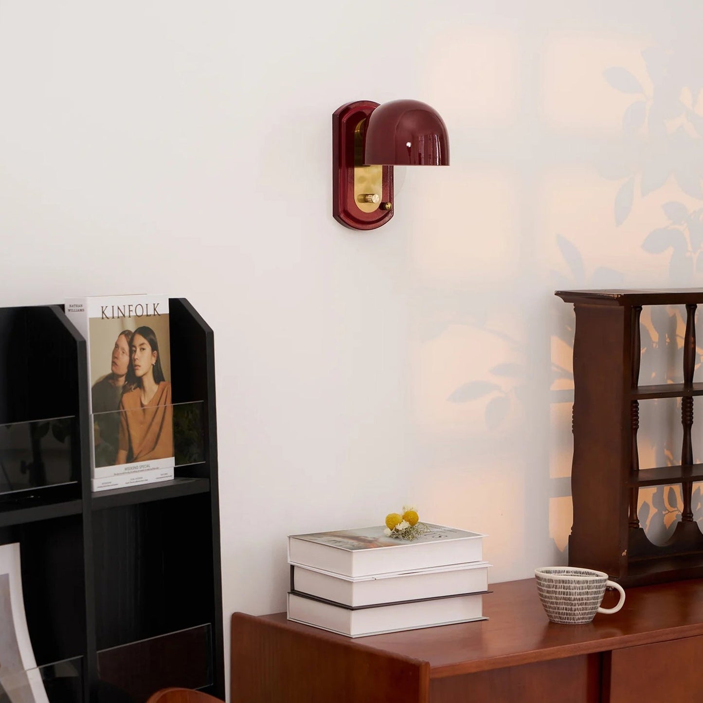 Vintage Wandlamp met Rode Glazen Kap — Sfeervolle Retro Verlichting voor Woonkamer & Eetkamer