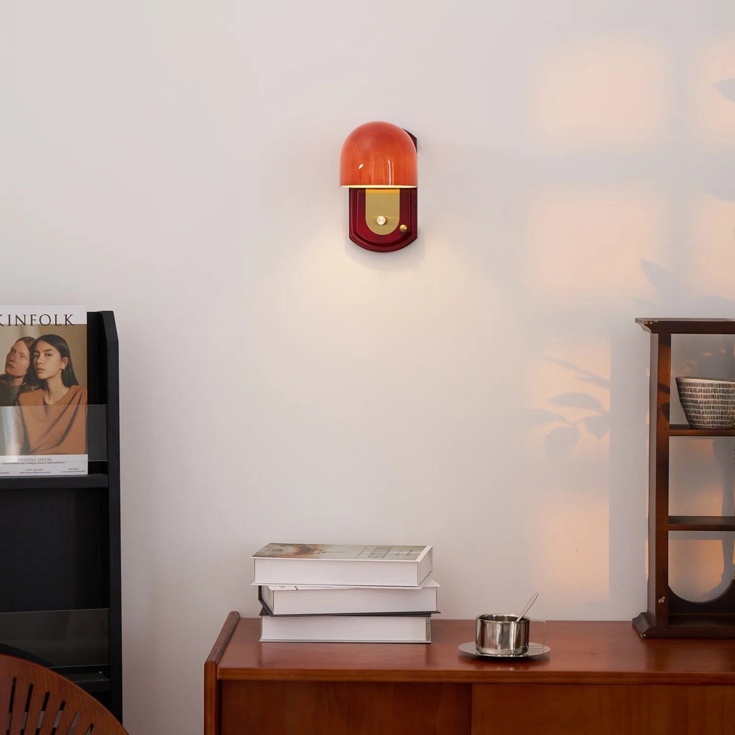Vintage Wandlamp met Rode Glazen Kap — Sfeervolle Retro Verlichting voor Woonkamer & Eetkamer