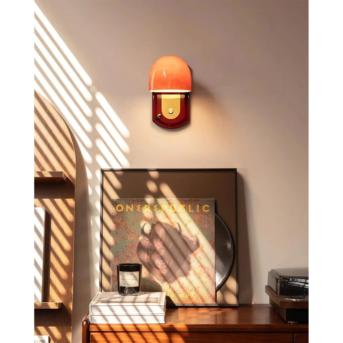 Vintage Wandlamp met Rode Glazen Kap — Sfeervolle Retro Verlichting voor Woonkamer & Eetkamer