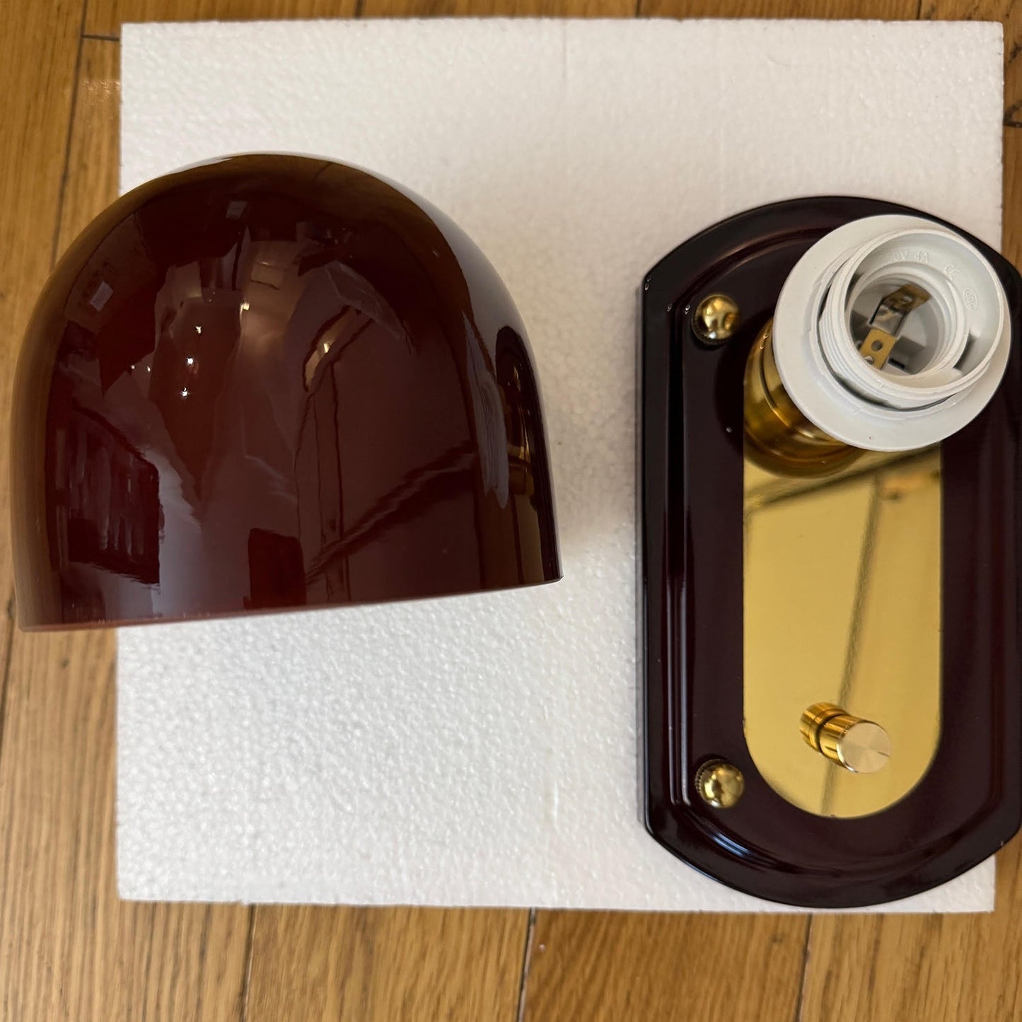Vintage Wandlamp met Rode Glazen Kap — Sfeervolle Retro Verlichting voor Woonkamer & Eetkamer