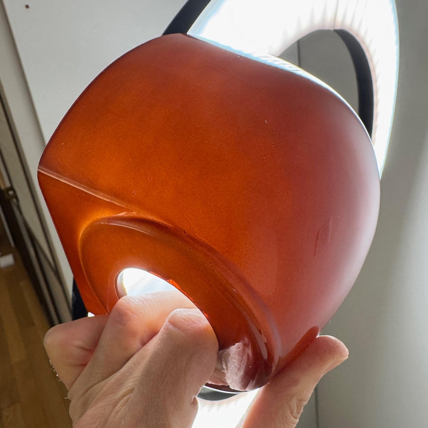 Vintage Wandlamp met Rode Glazen Kap — Sfeervolle Retro Verlichting voor Woonkamer & Eetkamer
