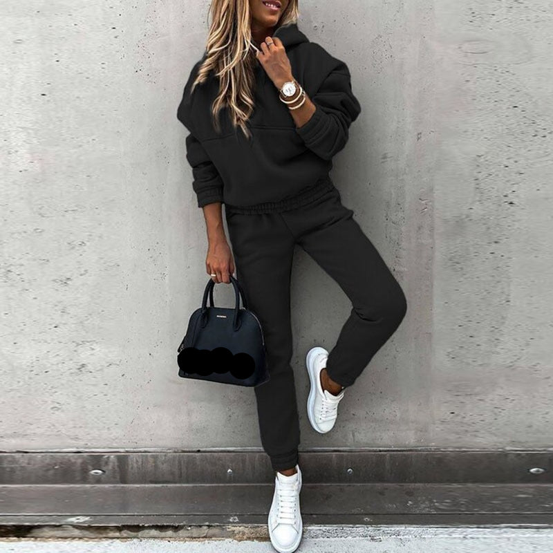 Boreza  Joggingset Stijlvol en comfortabel, deze zwarte joggingset biedt de perfecte combinatie van mode en gemak. De oversized hoodie en aansluitende joggingbroek zorgen voor een trendy en casual uitstraling. Ideaal voor ontspannen dagen, reizen of een modieuze streetwear-look. Maak de outfit compleet met sneakers en een elegante handtas.