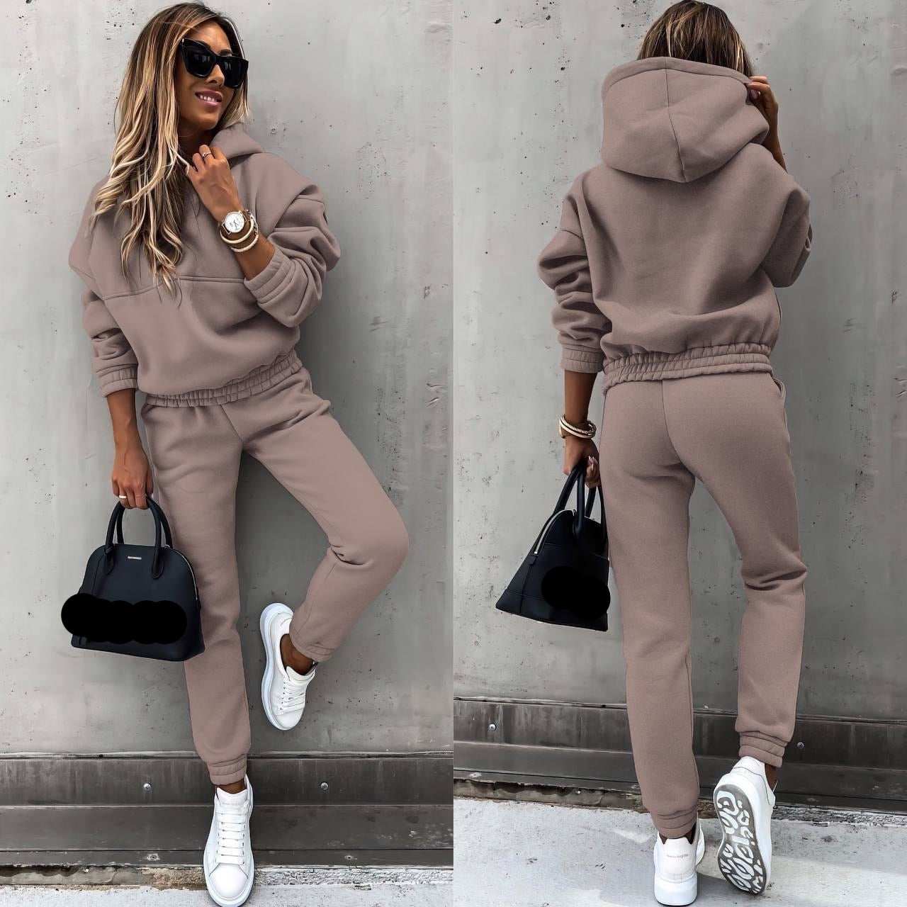 Boreza  Joggingset (Trendy) Deze trendy en comfortabele joggingset in het zachte beige is ideaal voor zowel ontspanning als stijl. De set bestaat uit een comfortabele hoodie en bijpassende broek, perfect voor een relaxte look zonder in te boeten op mode. De outfit wordt compleet gemaakt met een elegante tas, ideaal voor elke casual gelegenheid.
