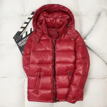 Borstin Winterjas Puffer in opvallend rood. Deze warme, gewatteerde herenjas met capuchon is perfect voor koude winterdagen. Stijlvol, comfortabel en voorzien van handige zakken voor dagelijks gebruik.