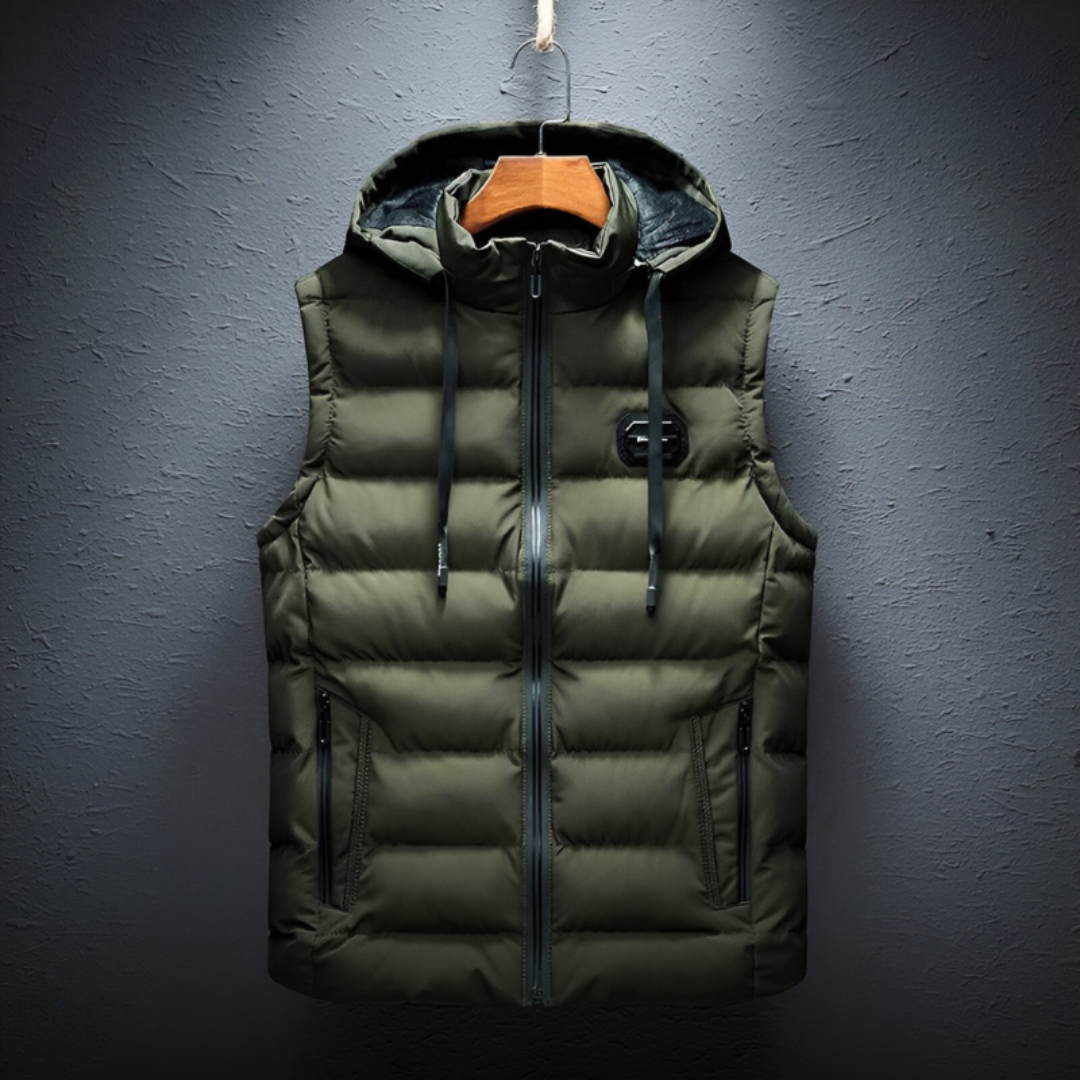 De Bostro bodywarmer in olijfgroen combineert functionaliteit met een moderne uitstraling. Het gewatteerde ontwerp biedt uitstekende isolatie, terwijl de capuchon extra bescherming biedt tegen de kou. De bodywarmer is uitgerust met handige ritszakken voor je essentials en is ideaal voor zowel buitenactiviteiten als casual dagelijks gebruik. Perfect voor de herfst- en wintermaanden, dit kledingstuk houdt je warm en stijlvol.