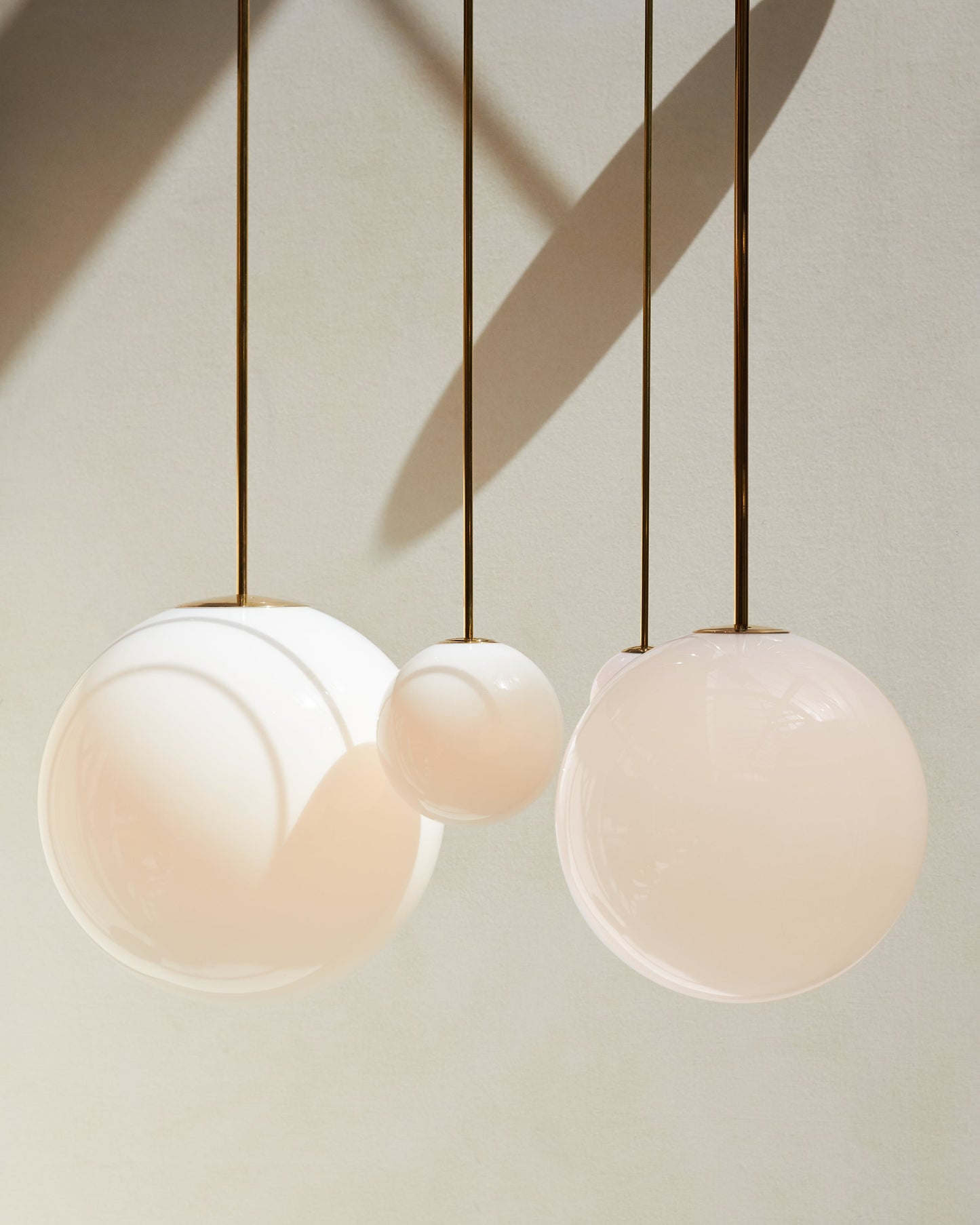 Architecturale Hanglamp met Opaal Glas — Messing of Zwart — Ø9-30cm — 100-200cm Hoogte