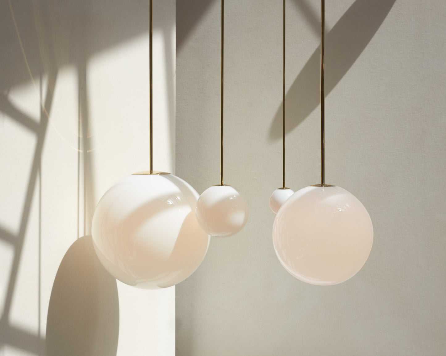 Architecturale Hanglamp met Opaal Glas — Messing of Zwart — Ø9-30cm — 100-200cm Hoogte