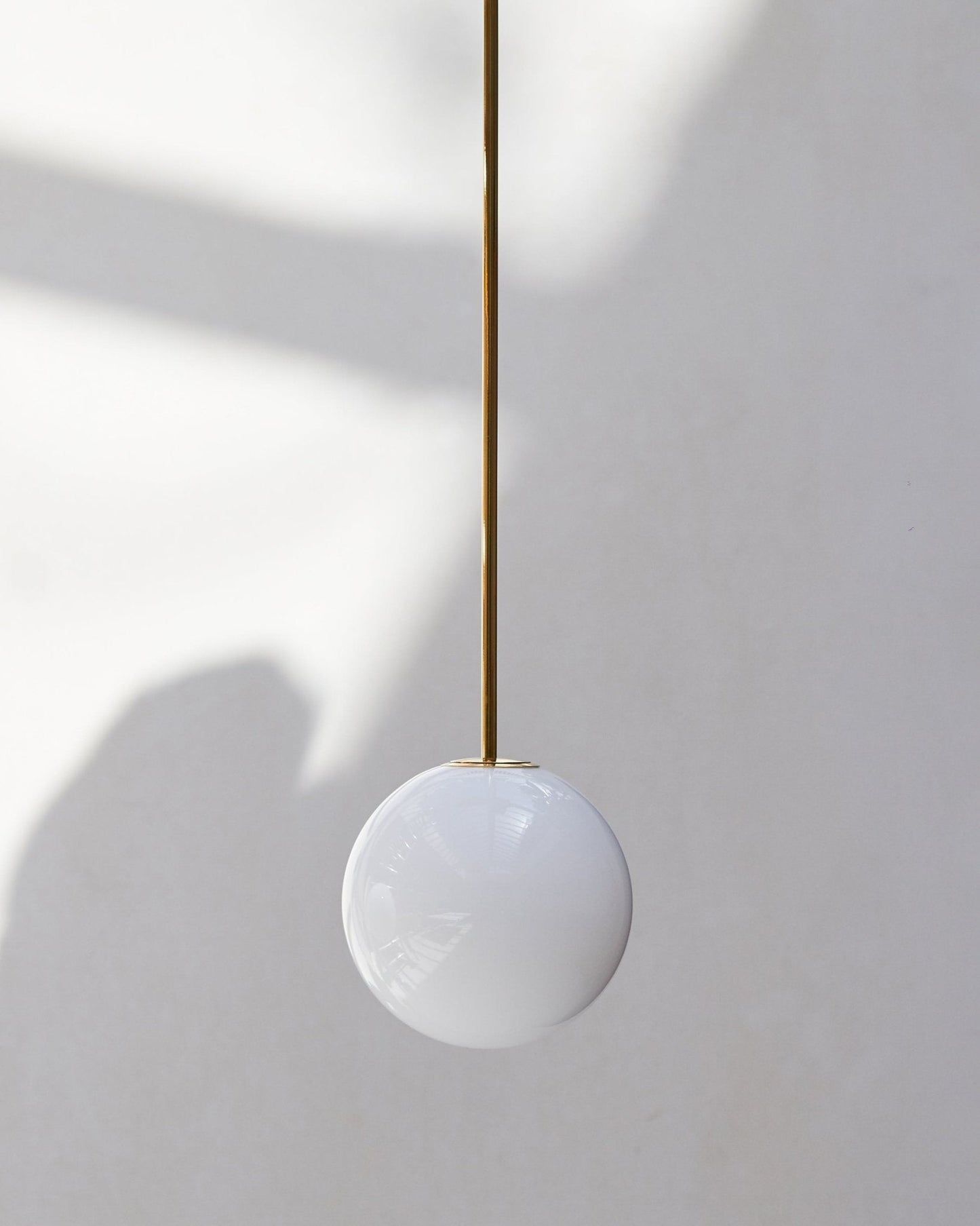 Architecturale Hanglamp met Opaal Glas — Messing of Zwart — Ø9-30cm — 100-200cm Hoogte