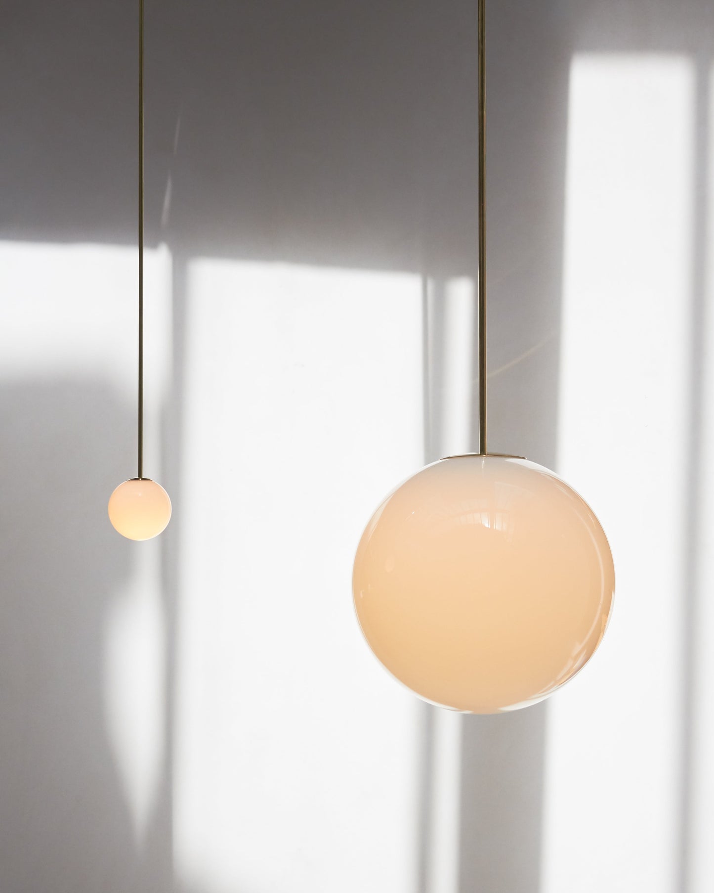 Architecturale Hanglamp met Opaal Glas — Messing of Zwart — Ø9-30cm — 100-200cm Hoogte
