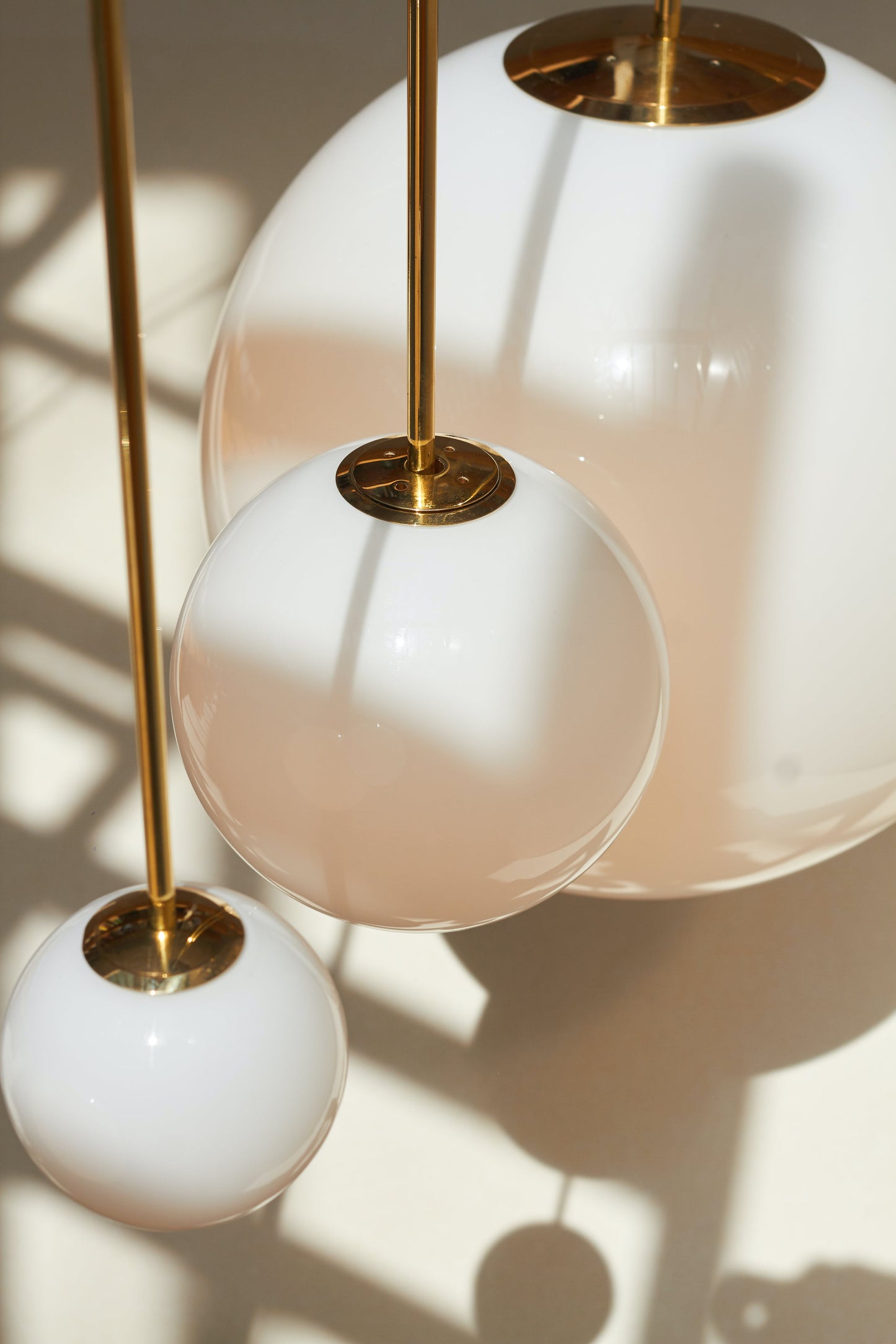 Architecturale Hanglamp met Opaal Glas — Messing of Zwart — Ø9-30cm — 100-200cm Hoogte