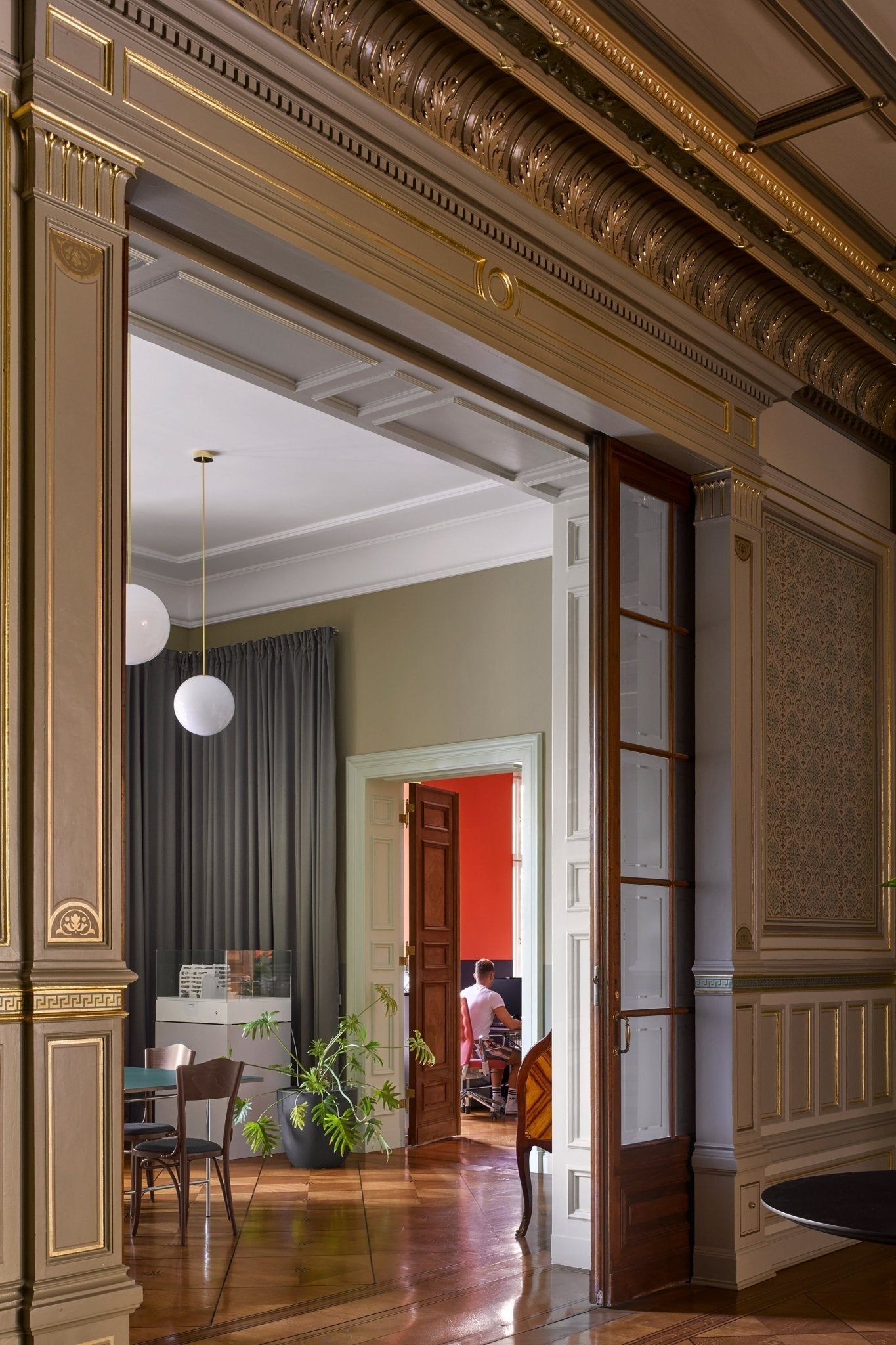 Architecturale Hanglamp met Opaal Glas — Messing of Zwart — Ø9-30cm — 100-200cm Hoogte