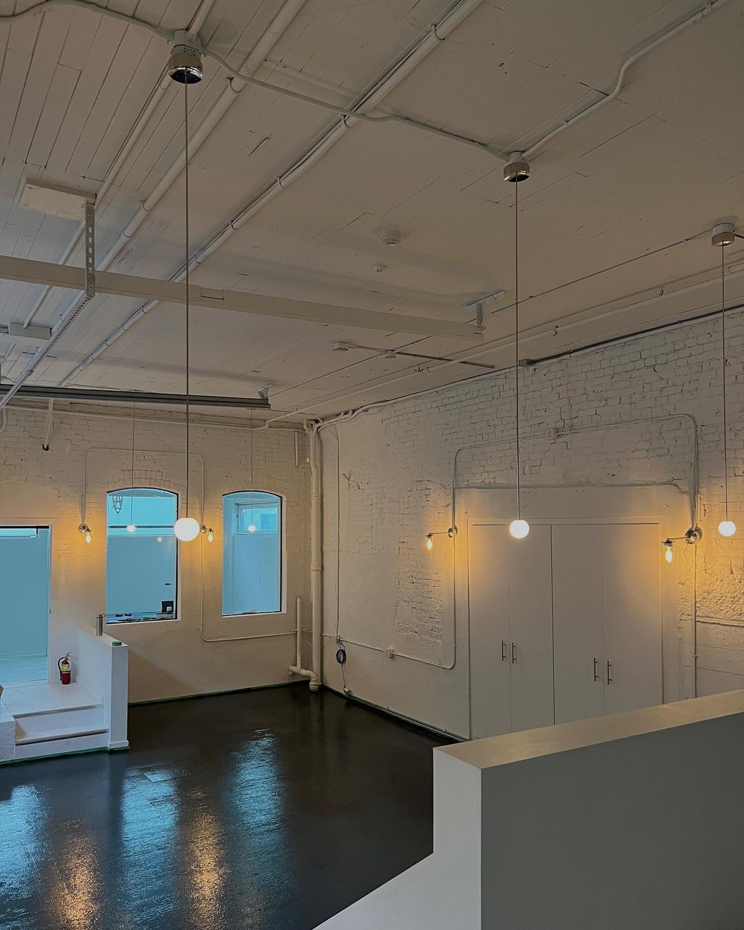 Architecturale Hanglamp met Opaal Glas — Messing of Zwart — Ø9-30cm — 100-200cm Hoogte