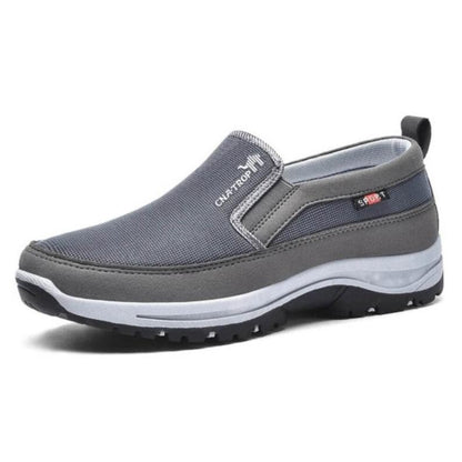 Afbeelding van de Briant loafers in een stijlvolle grijze kleur. Deze comfortabele instappers hebben een ademend bovenwerk en een stevige antislipzool met profiel voor extra grip en stabiliteit. Het sportieve en moderne ontwerp biedt langdurig draagcomfort, ideaal voor dagelijks gebruik.