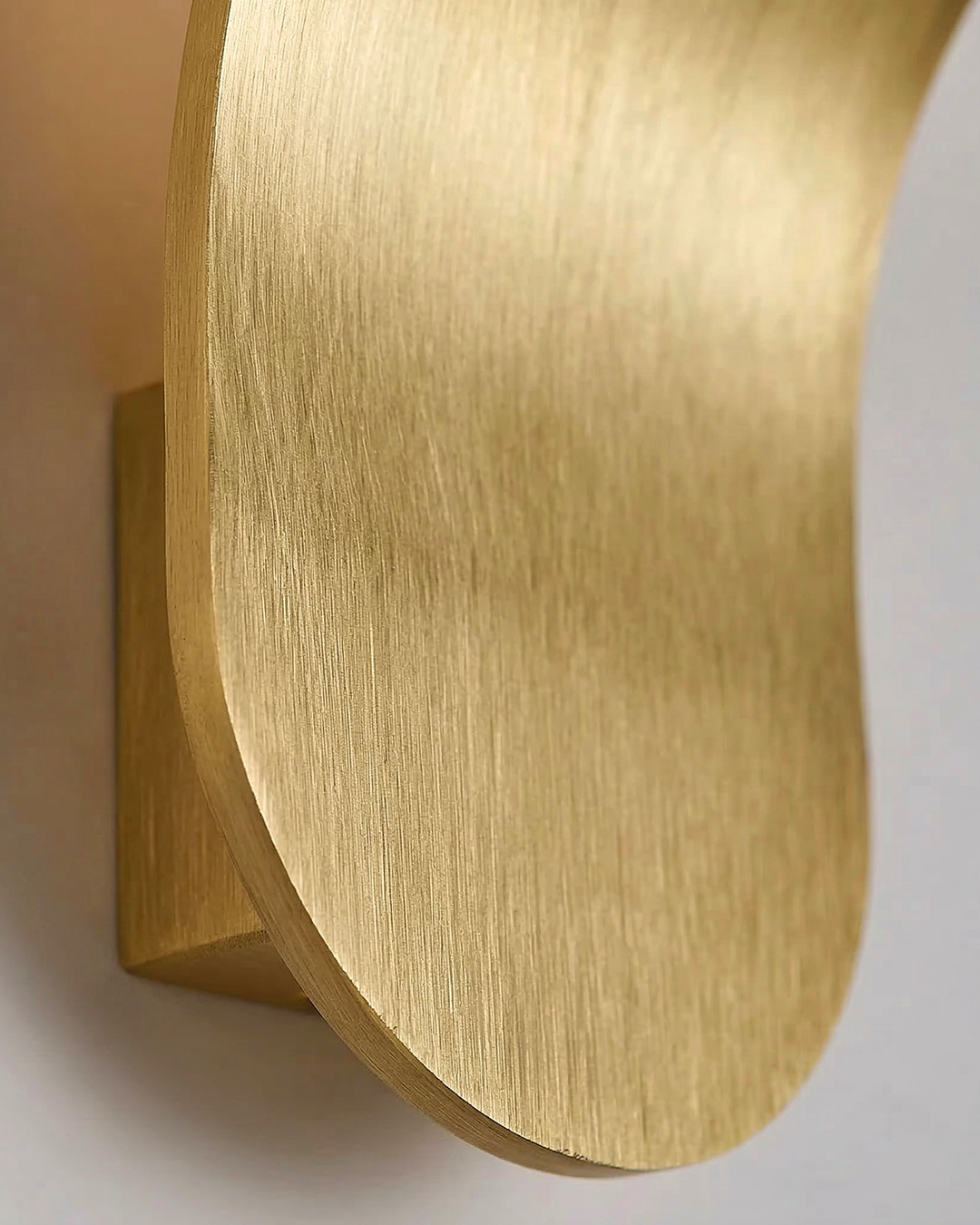 Gebogen Wandlamp Modern Minimalistisch Design Geborstelde Afwerking Diffuus Licht Decoratieve Wandverlichting voor Gang Slaapkamer Woonkamer