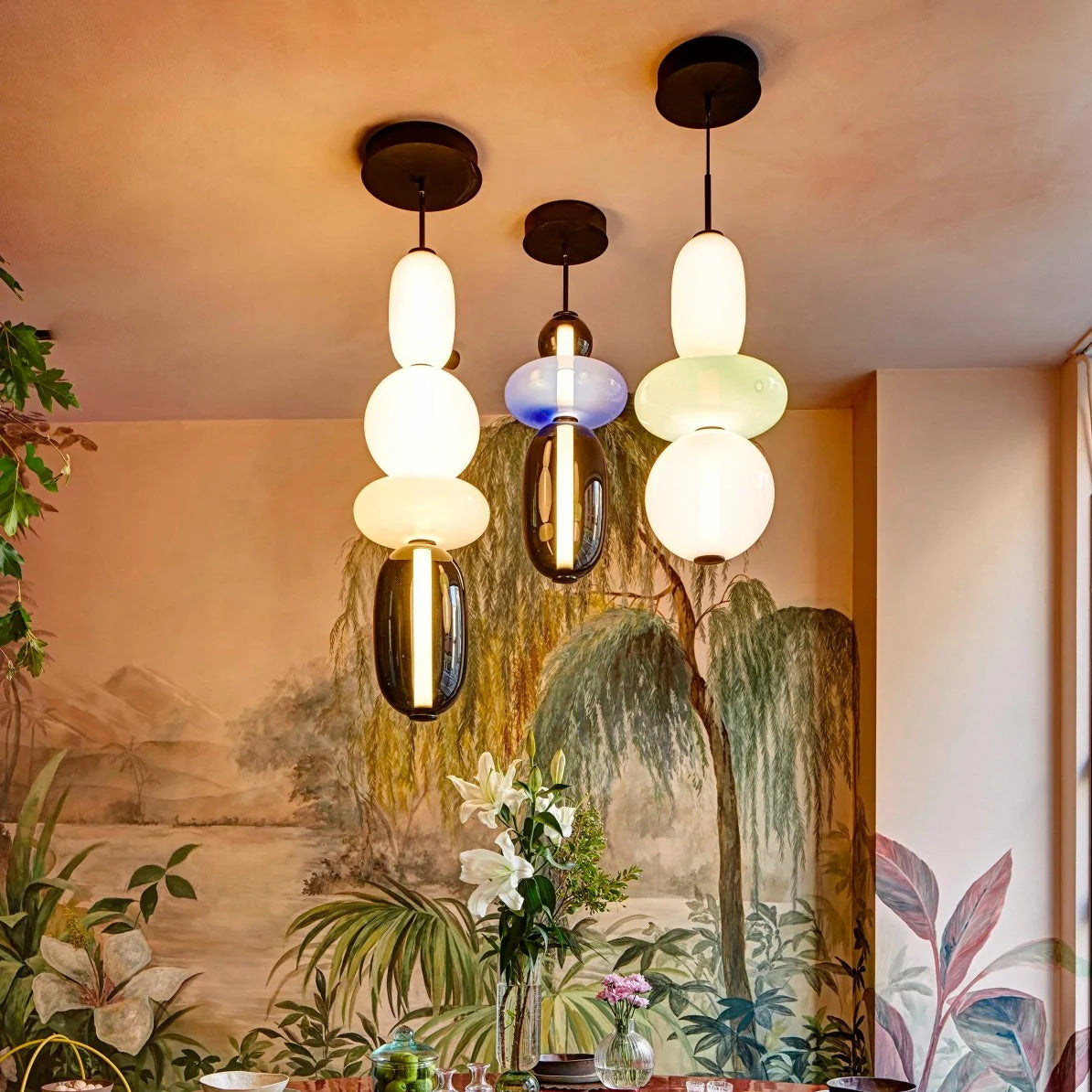Glazen Hanglamp met Handgeblazen Kappen – Moderne Verlichting met Ambachtelijk Glaswerk