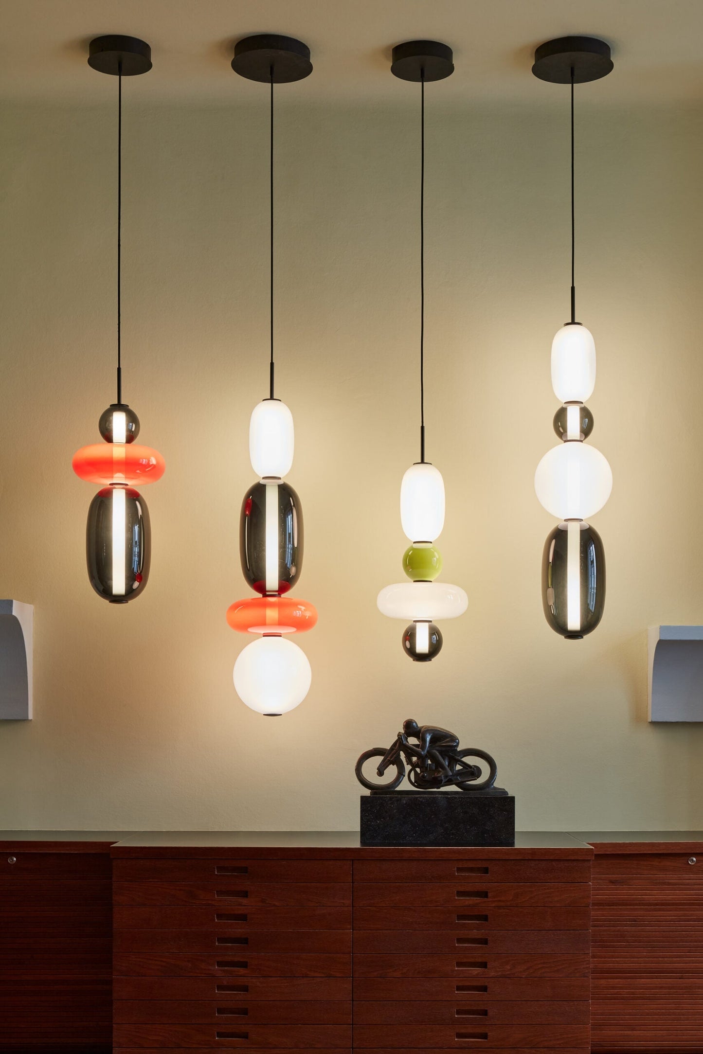 Glazen Hanglamp met Handgeblazen Kappen – Moderne Verlichting met Ambachtelijk Glaswerk
