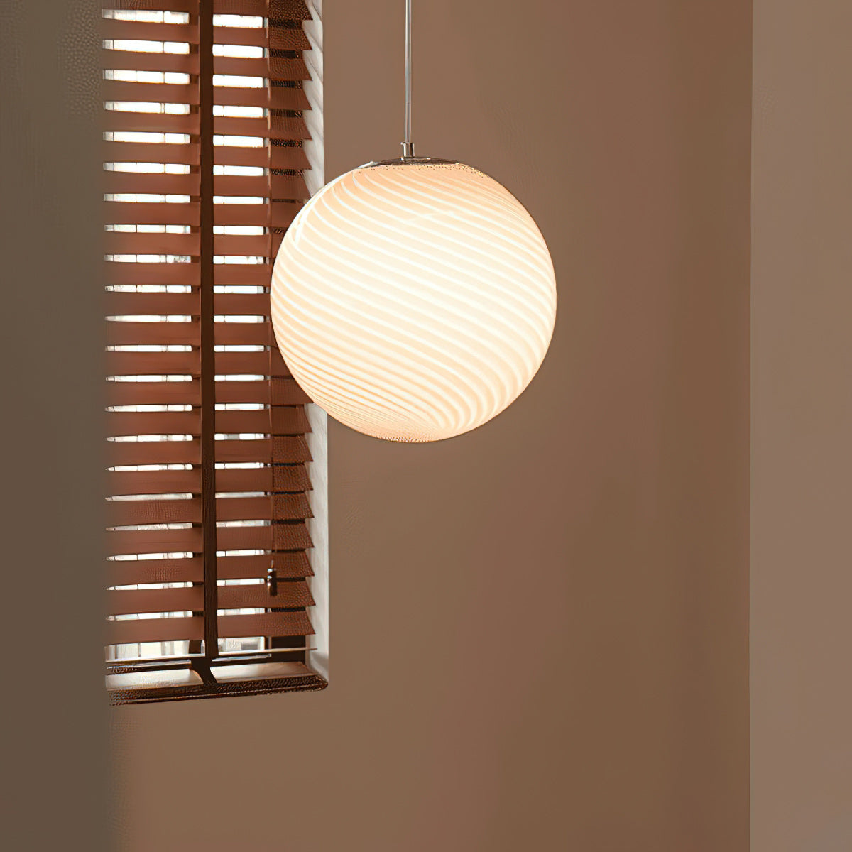 Glazen Hanglamp met Gedraaide Vorm – Handgeblazen Designverlichting voor Keukeneiland en Eetruimte