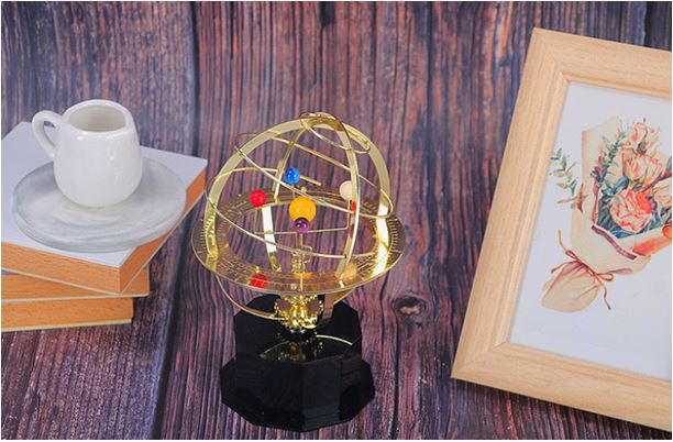Handgemaakt Mechanisch Zonnestelsel Orrery Model met 5 Planeten – Messing & Eikenhout Astronomisch Decoratiestuk voor Liefhebbers van de Kosmos