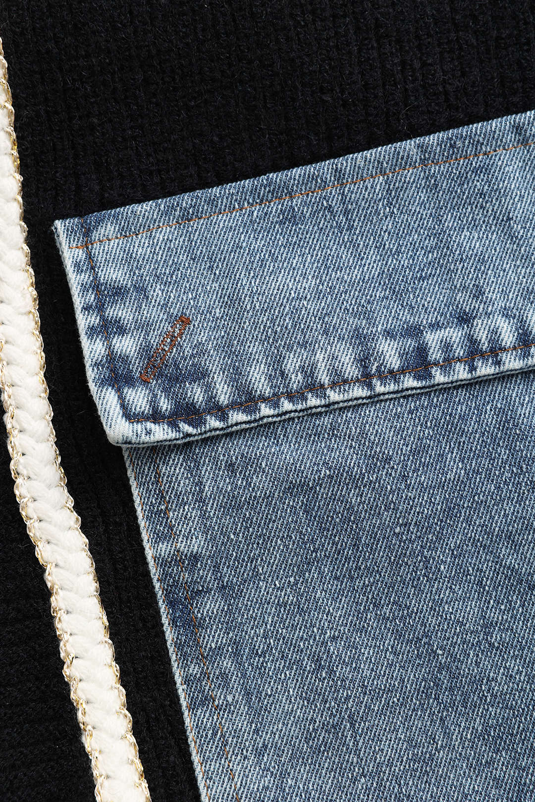 Zwarte Gebreide Cardigan met Jeans Patches wordt: 
Zwarte Cardigan Met Jeans Patches en Gebreide Mouwen