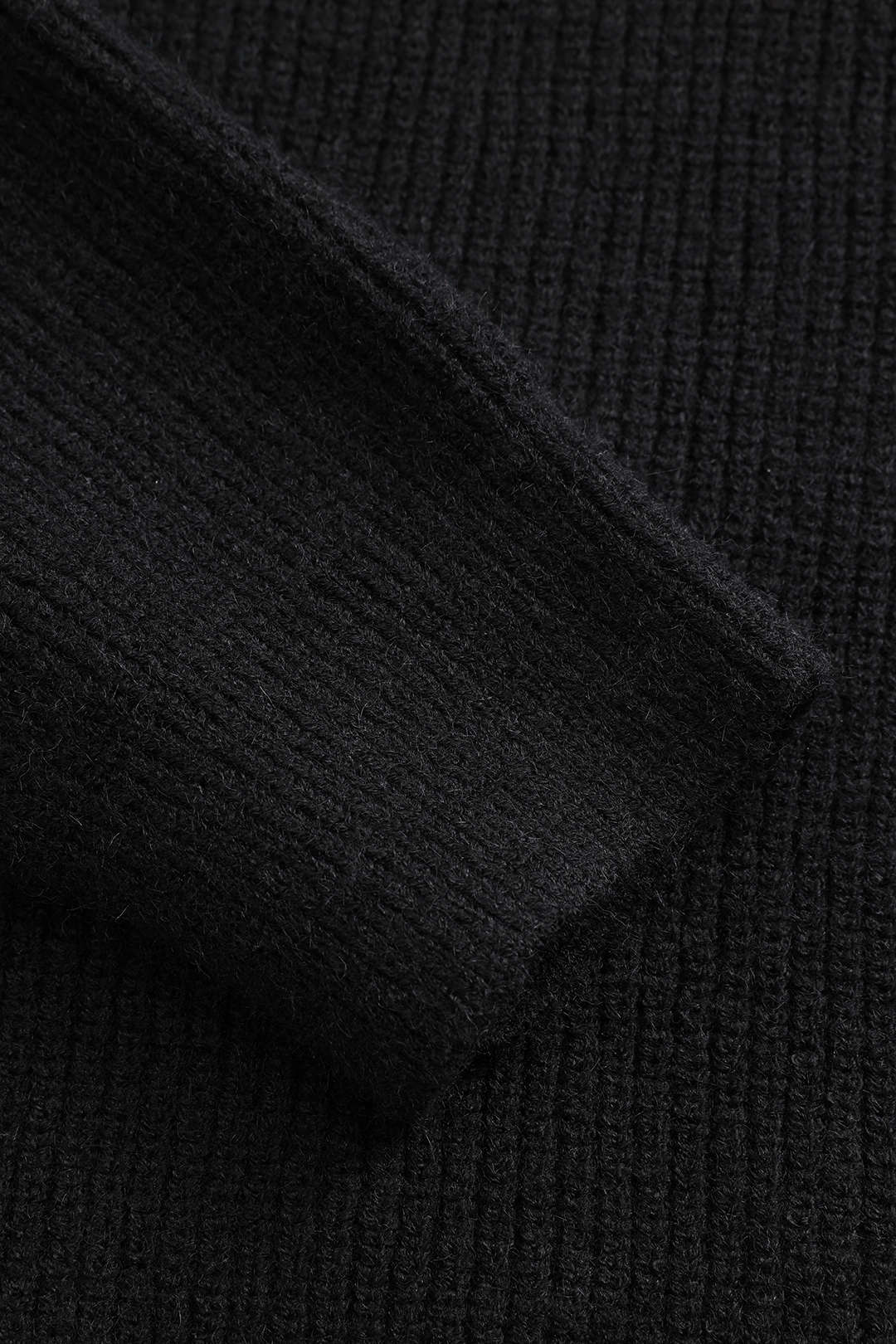 Zwarte Gebreide Cardigan met Jeans Patches wordt: 
Zwarte Cardigan Met Jeans Patches en Gebreide Mouwen